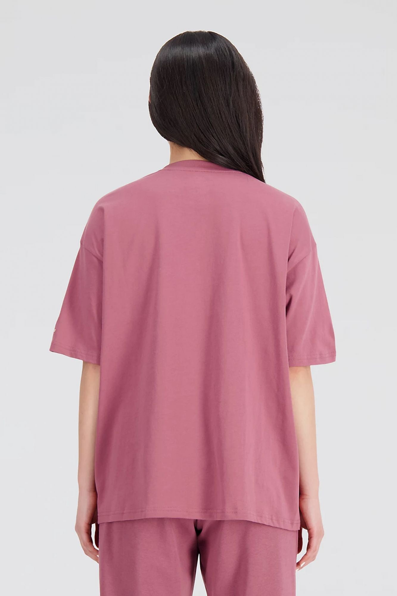 NEW BALANCE ESSENTIALS VARSITY TSHIRT en color BURDEOS (3)