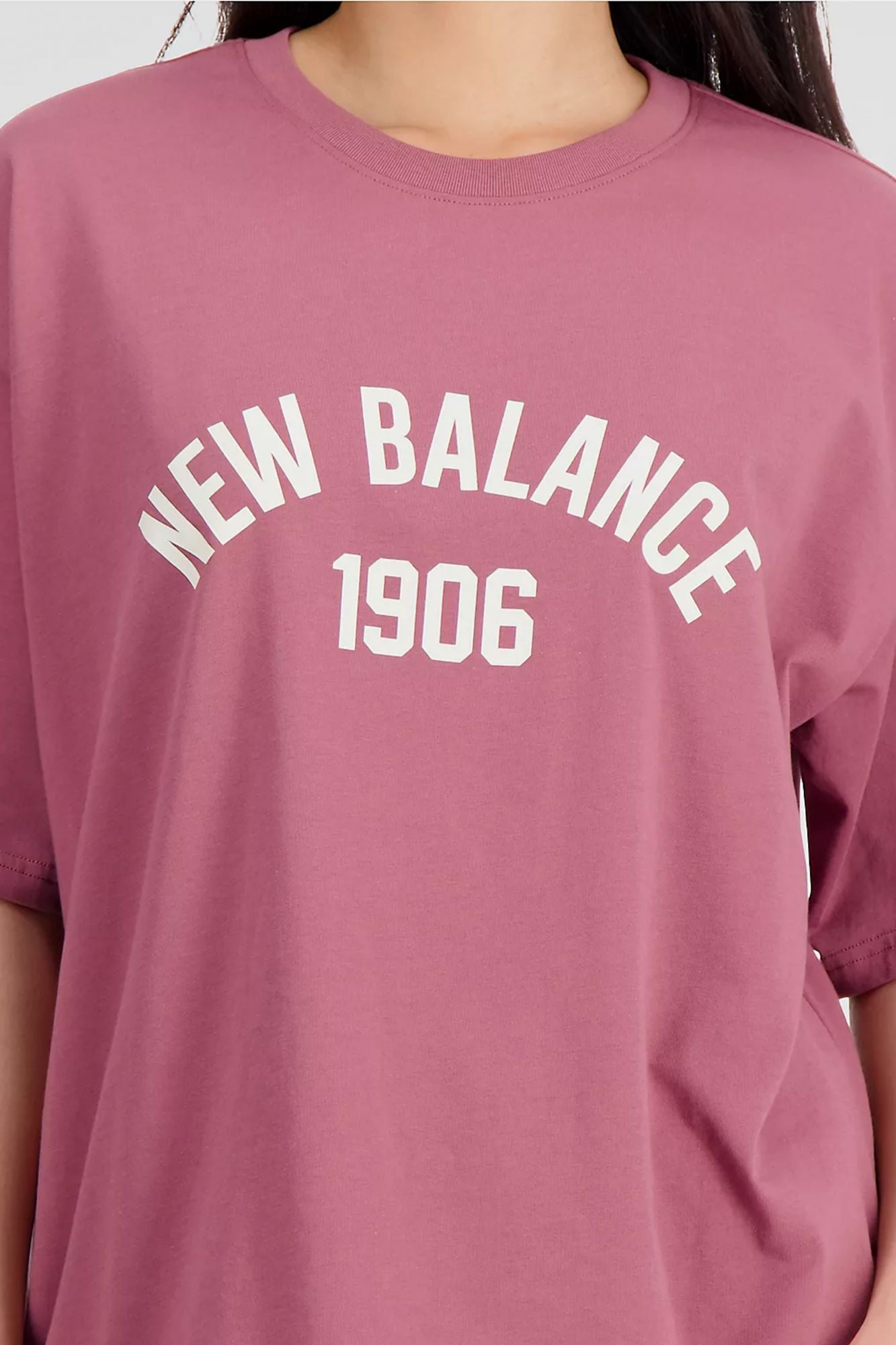 NEW BALANCE ESSENTIALS VARSITY TSHIRT en color BURDEOS (4)