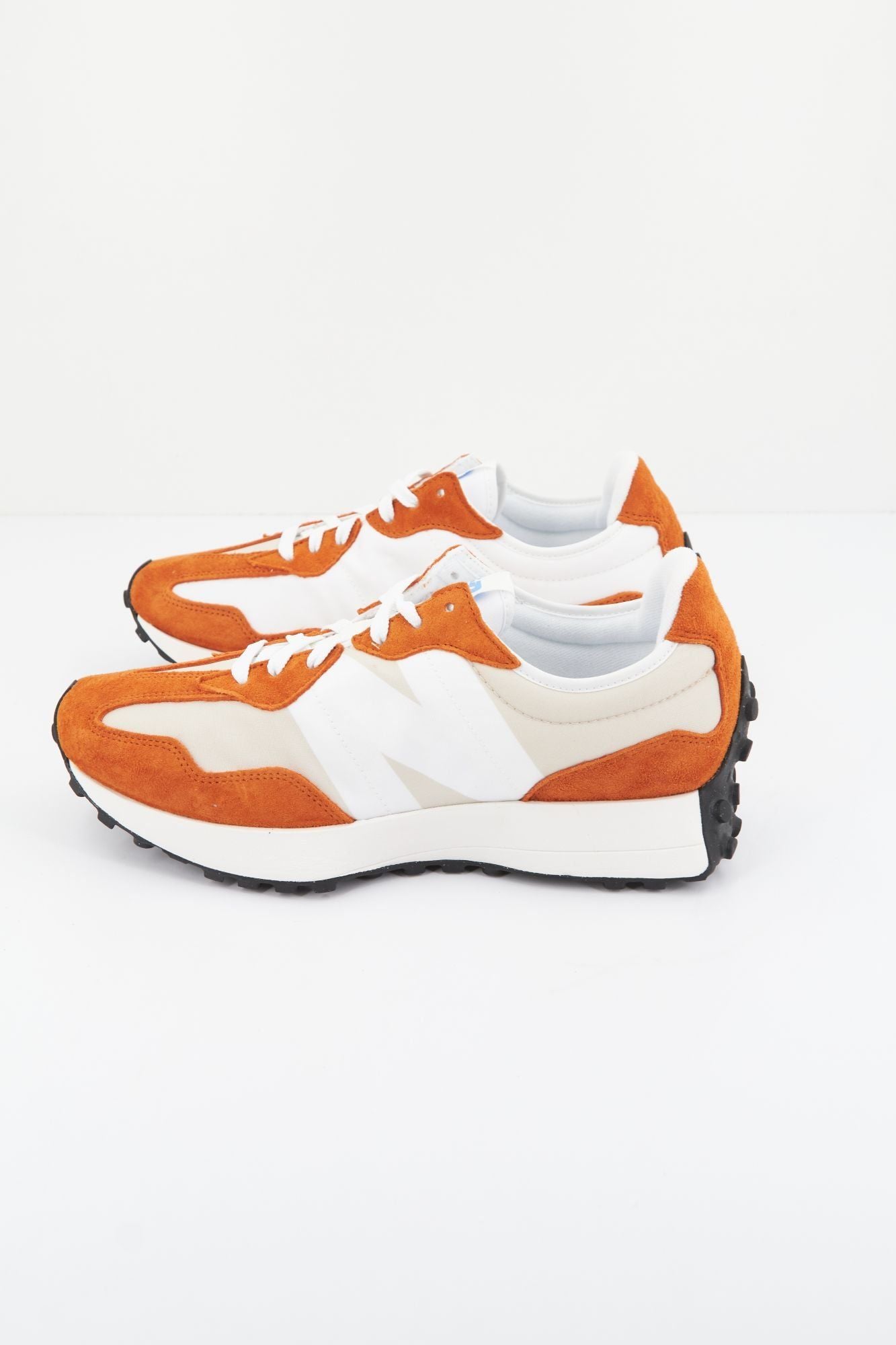 NEW BALANCE U327LF en color NARANJA (1)