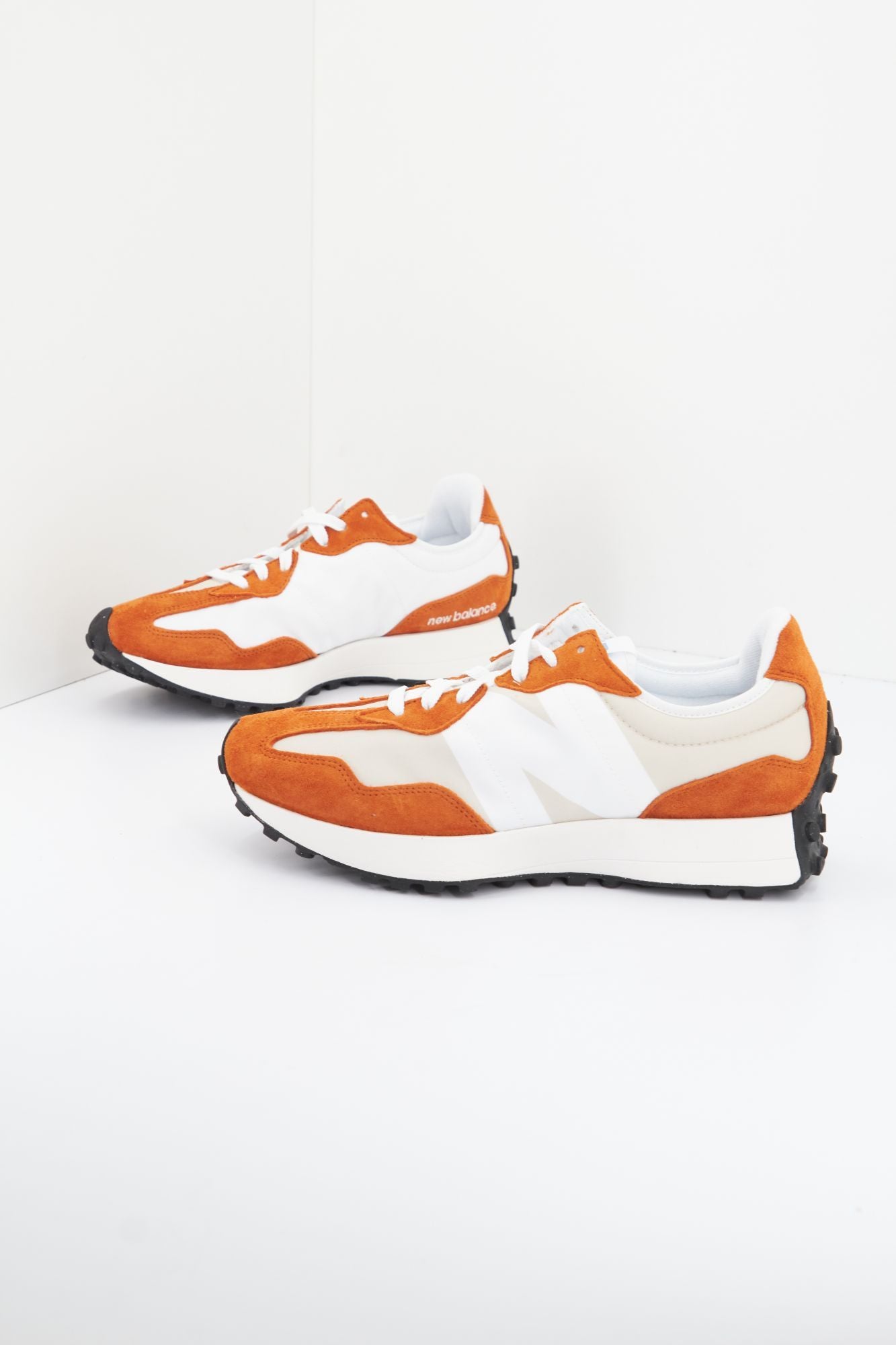 NEW BALANCE U327LF en color NARANJA (2)