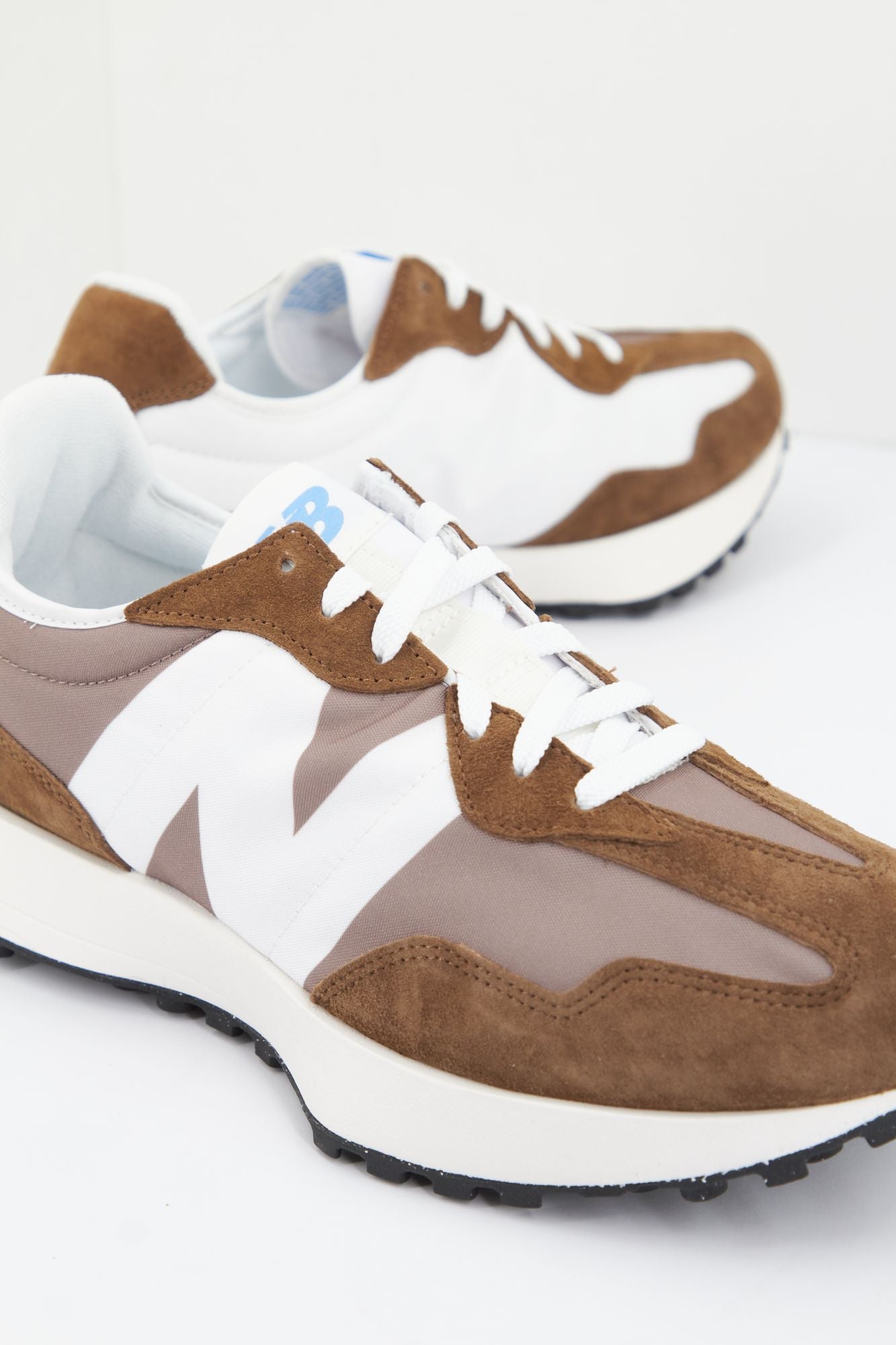 NEW BALANCE U327 LG en color MARRON (4)