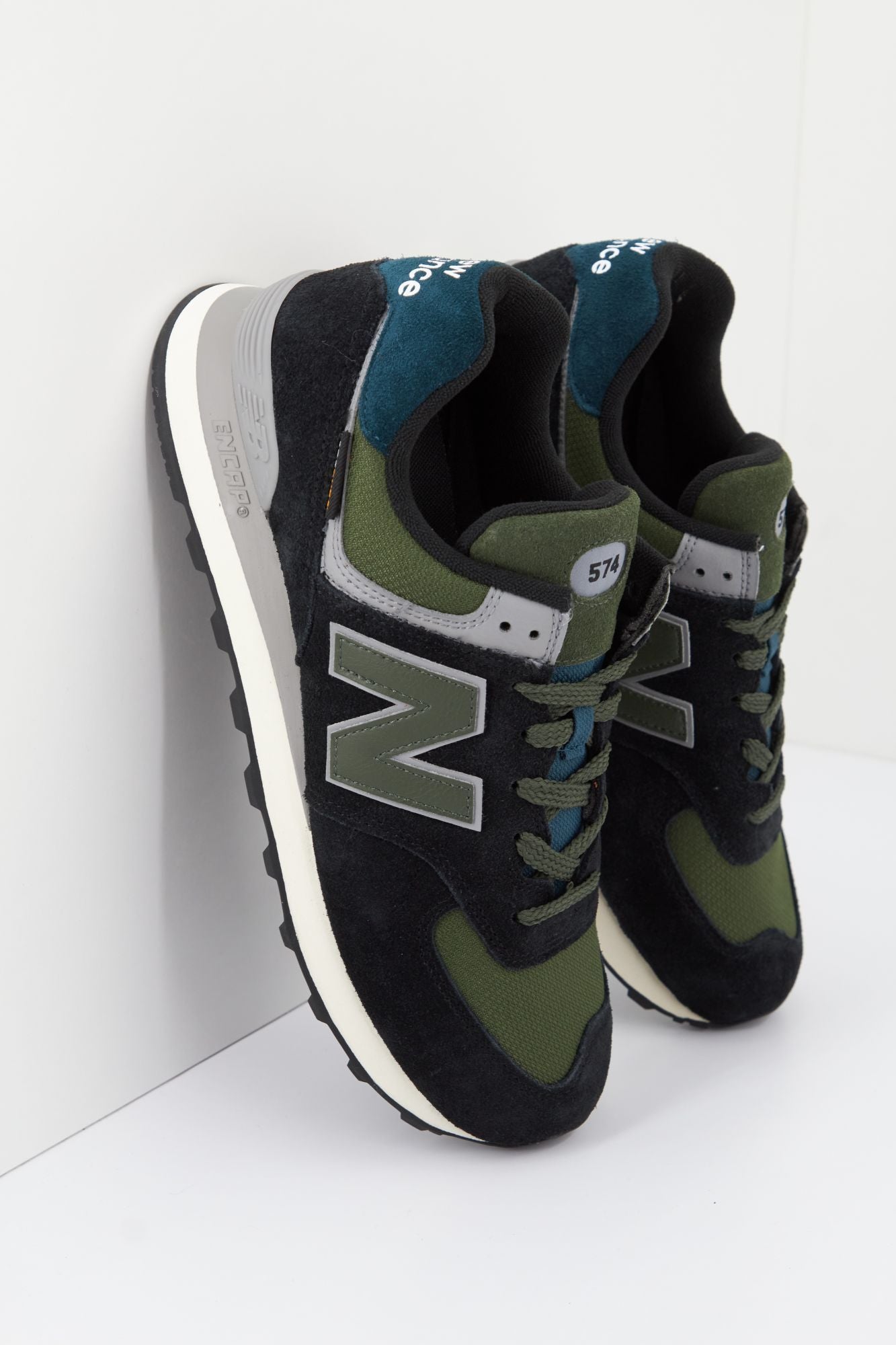 NEW BALANCE U574KBG en color AZUL (2)