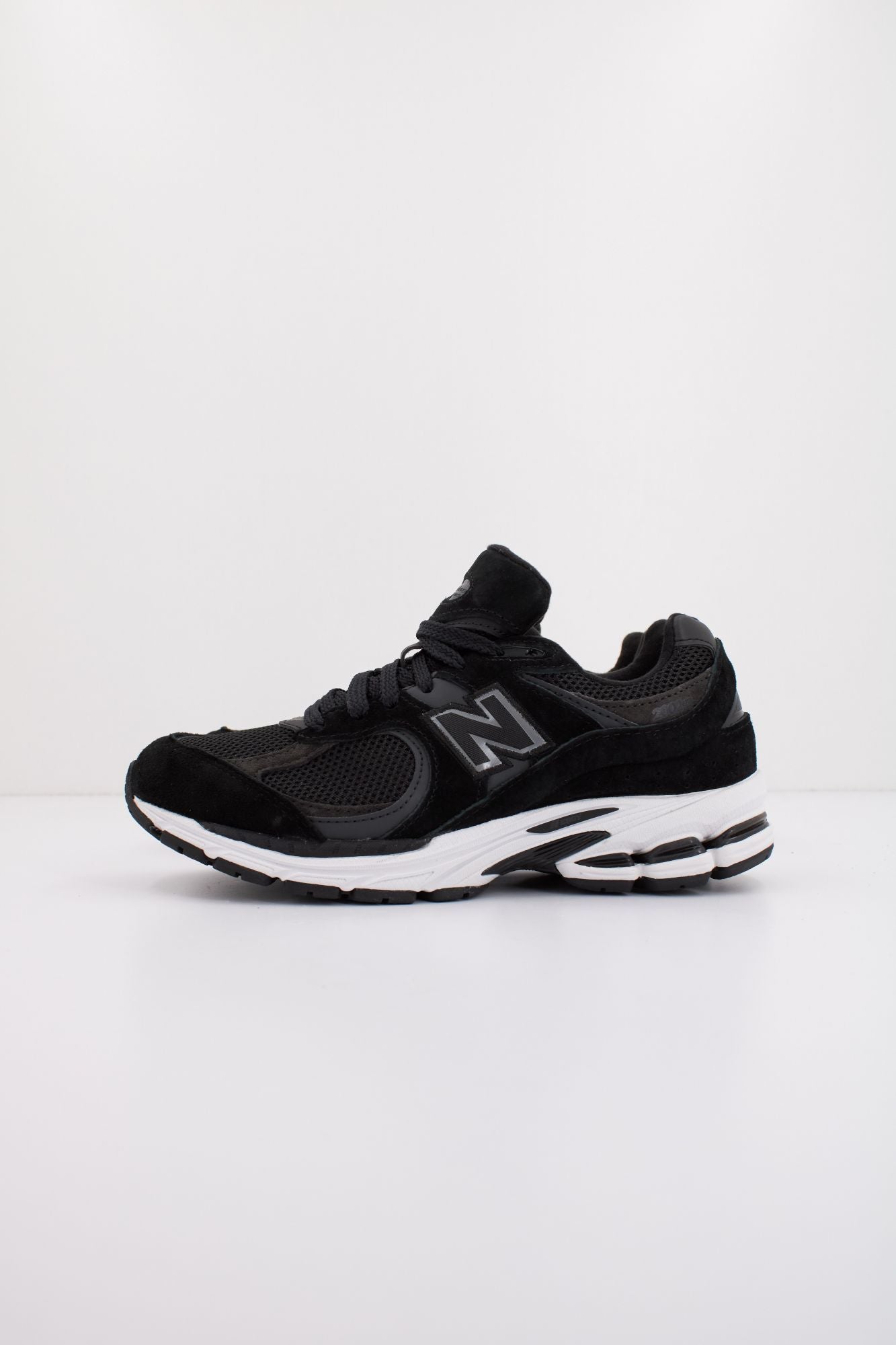 NEW BALANCE M2002 RBK en color NEGRO (1)
