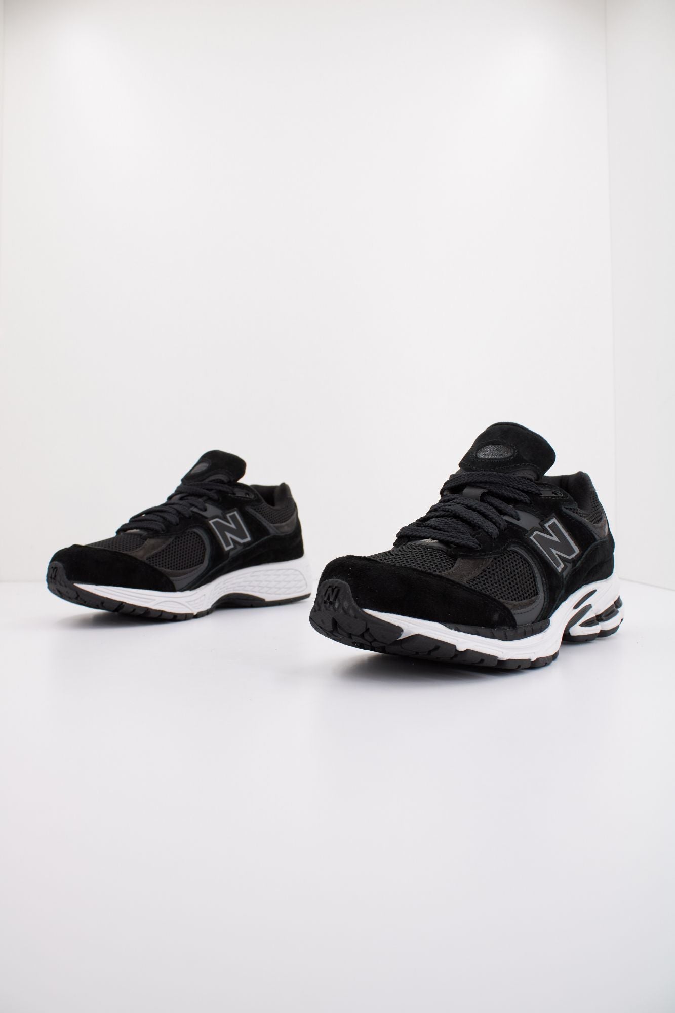 NEW BALANCE M2002 RBK en color NEGRO (2)
