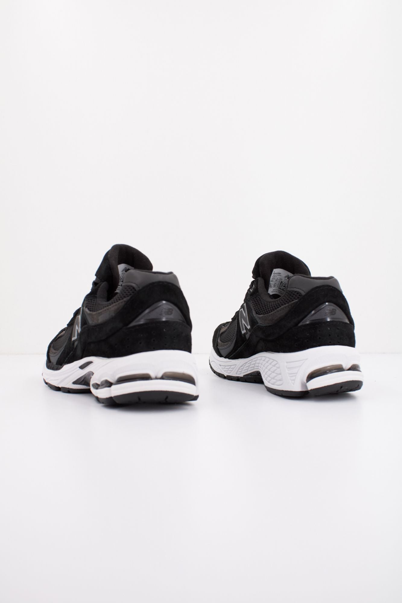 NEW BALANCE M2002 RBK en color NEGRO (3)