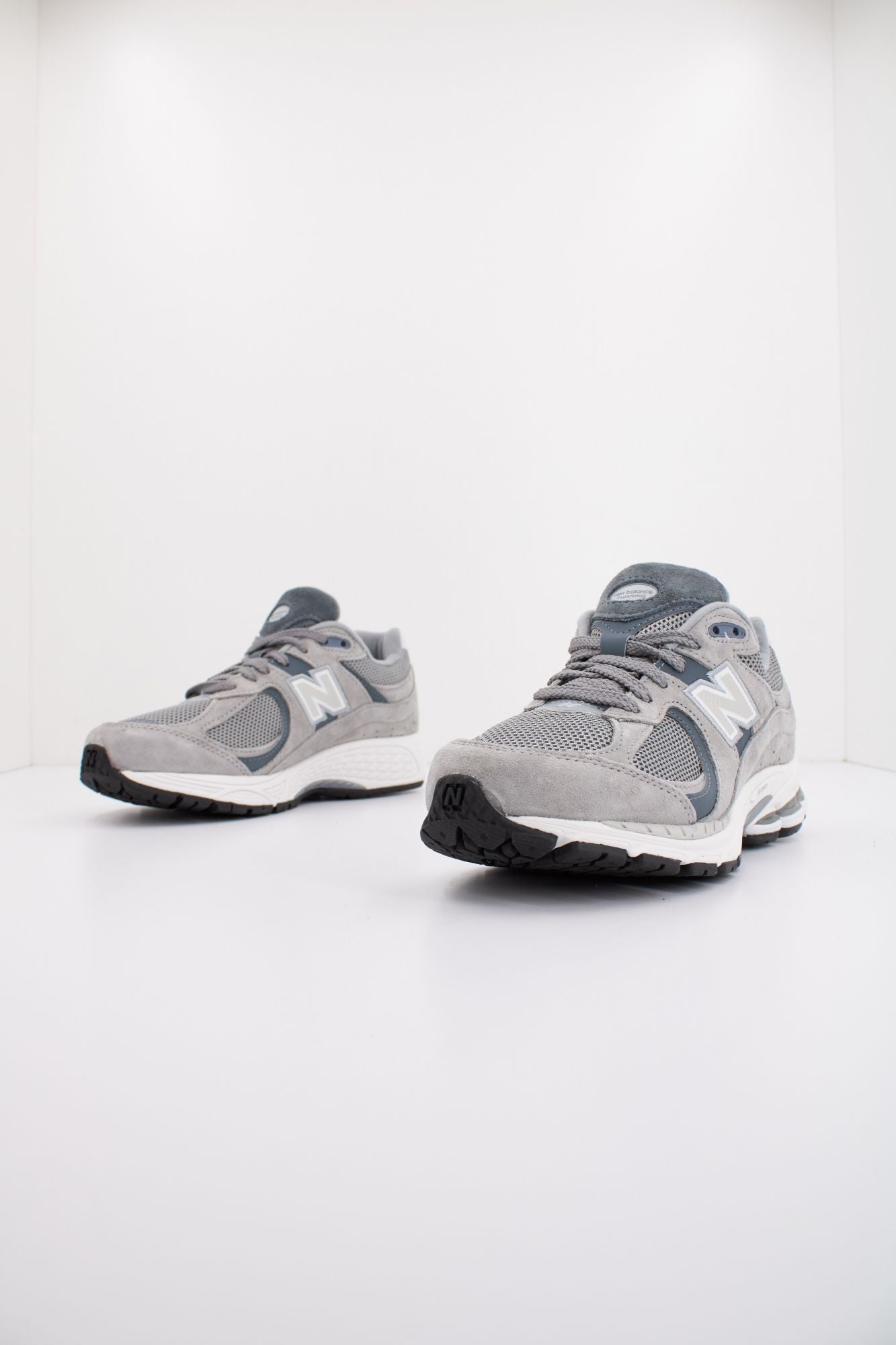 NEW BALANCE M2002 RST en color GRIS (2)