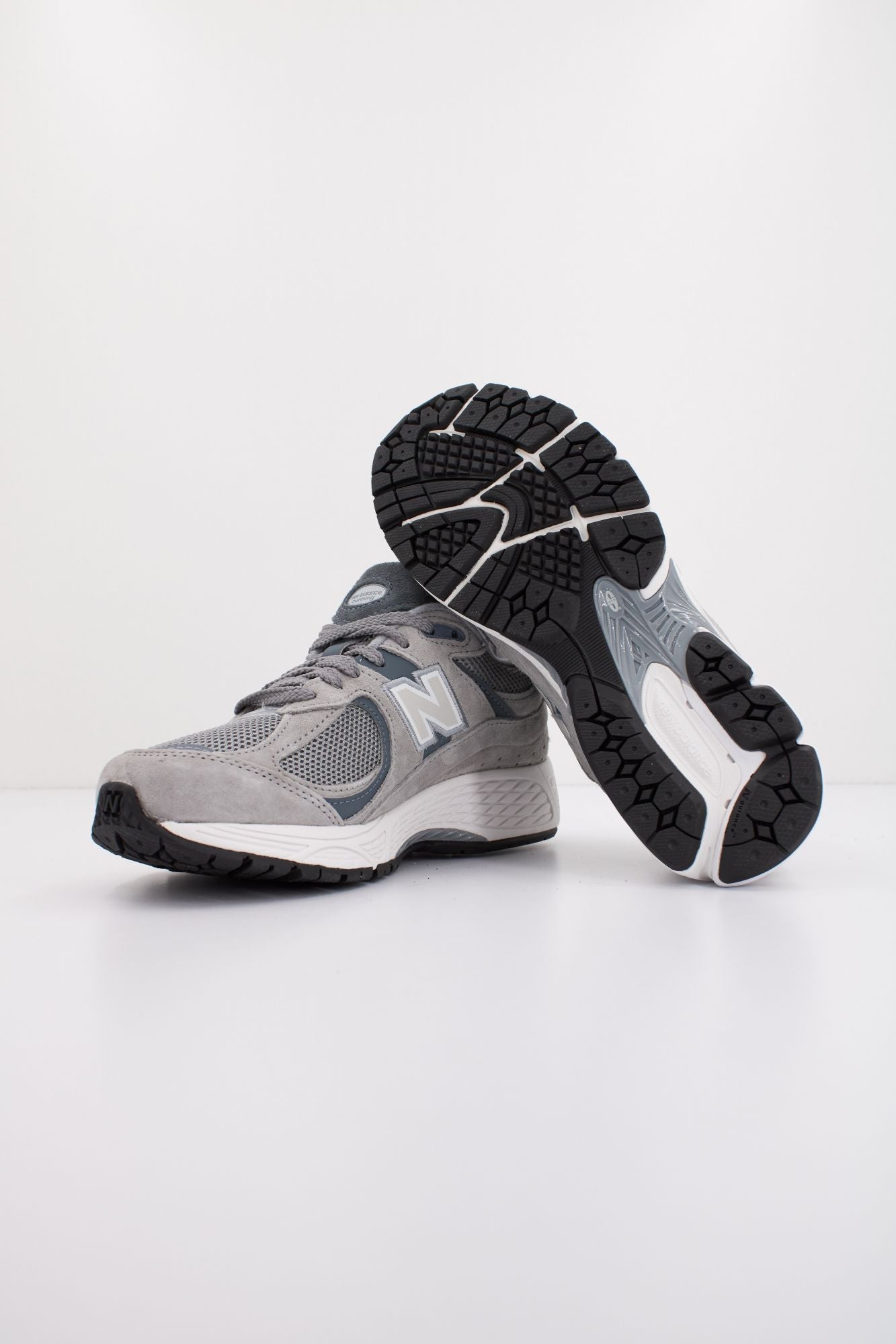NEW BALANCE M2002 RST en color GRIS (4)