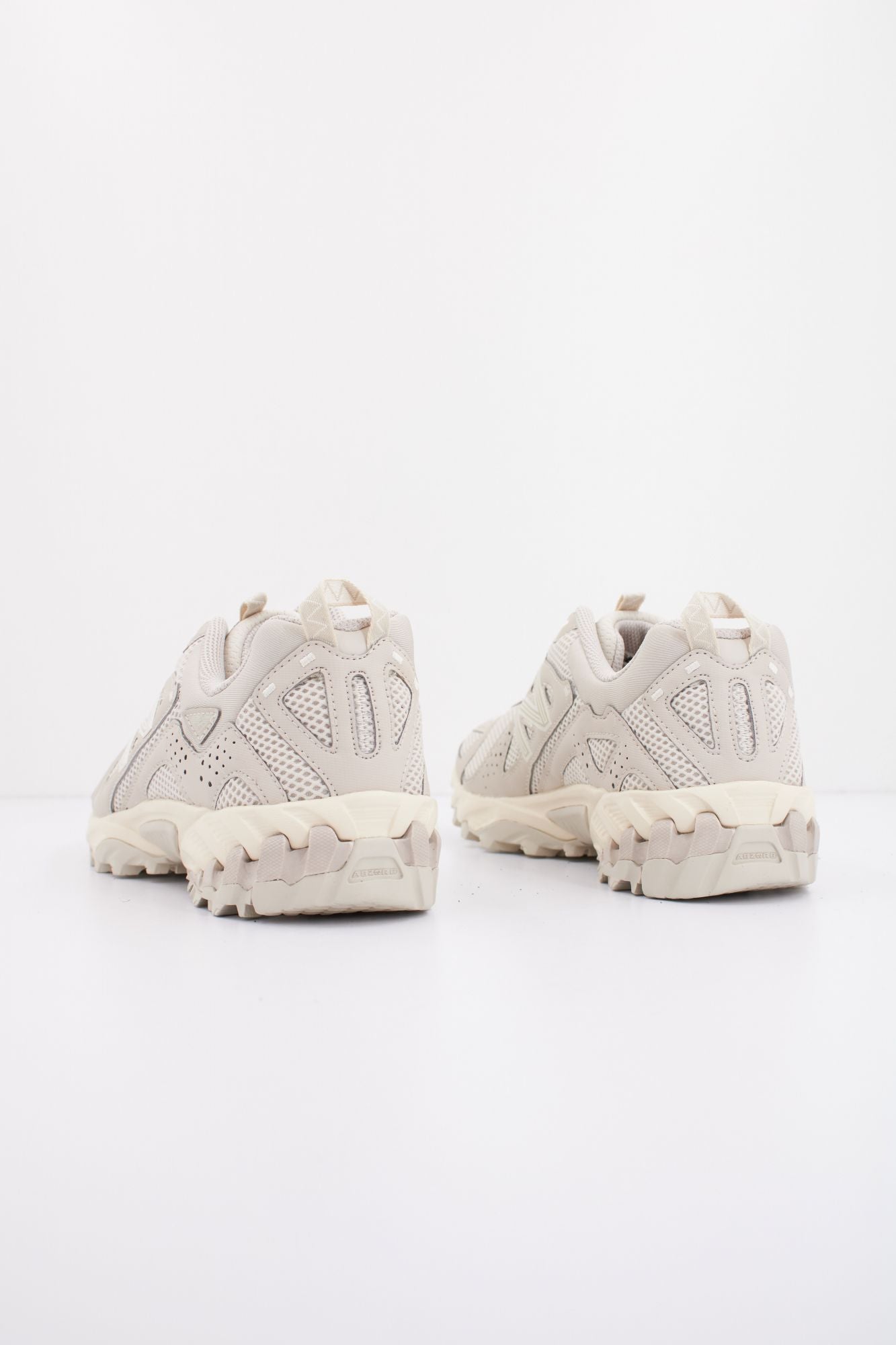 NEW BALANCE ML610 TBC en color BEIS (3)