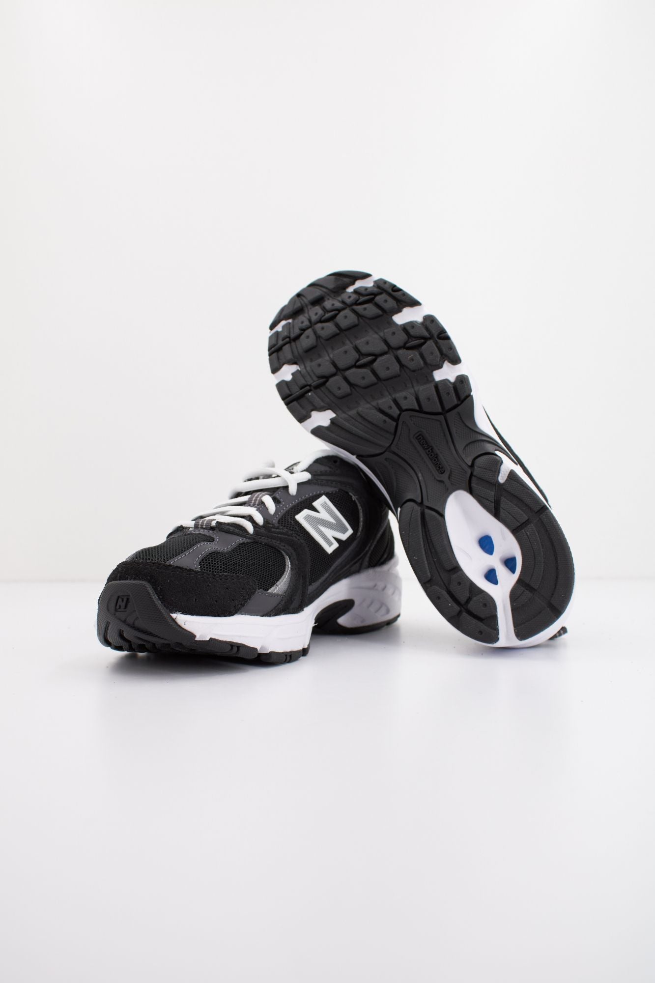 NEW BALANCE MR530 CC en color NEGRO (4)