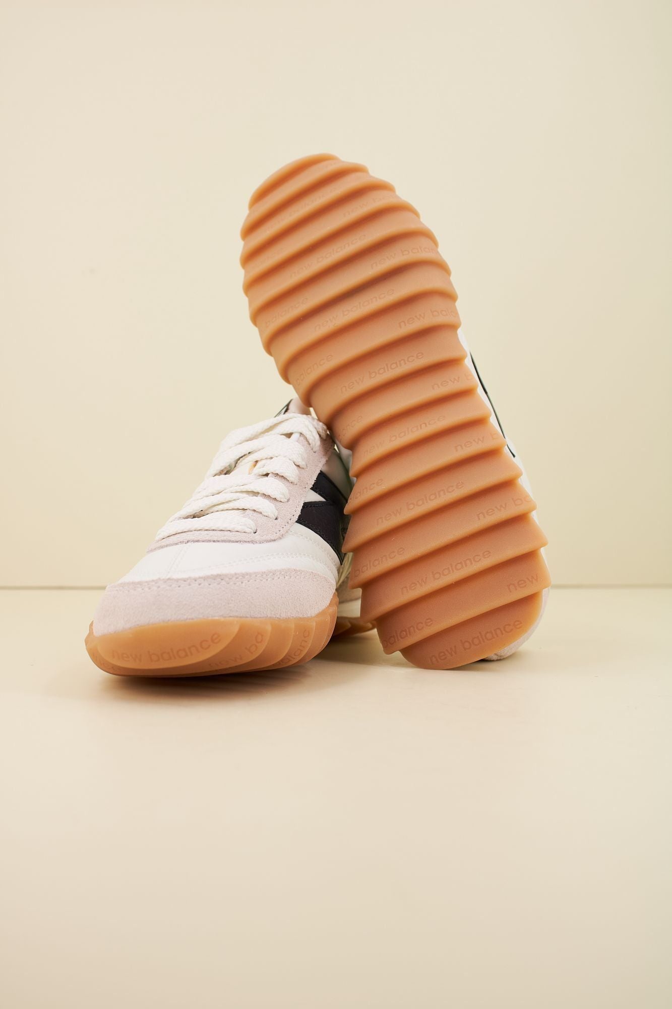 NEW BALANCE URC30 FB en color BLANCO (4)