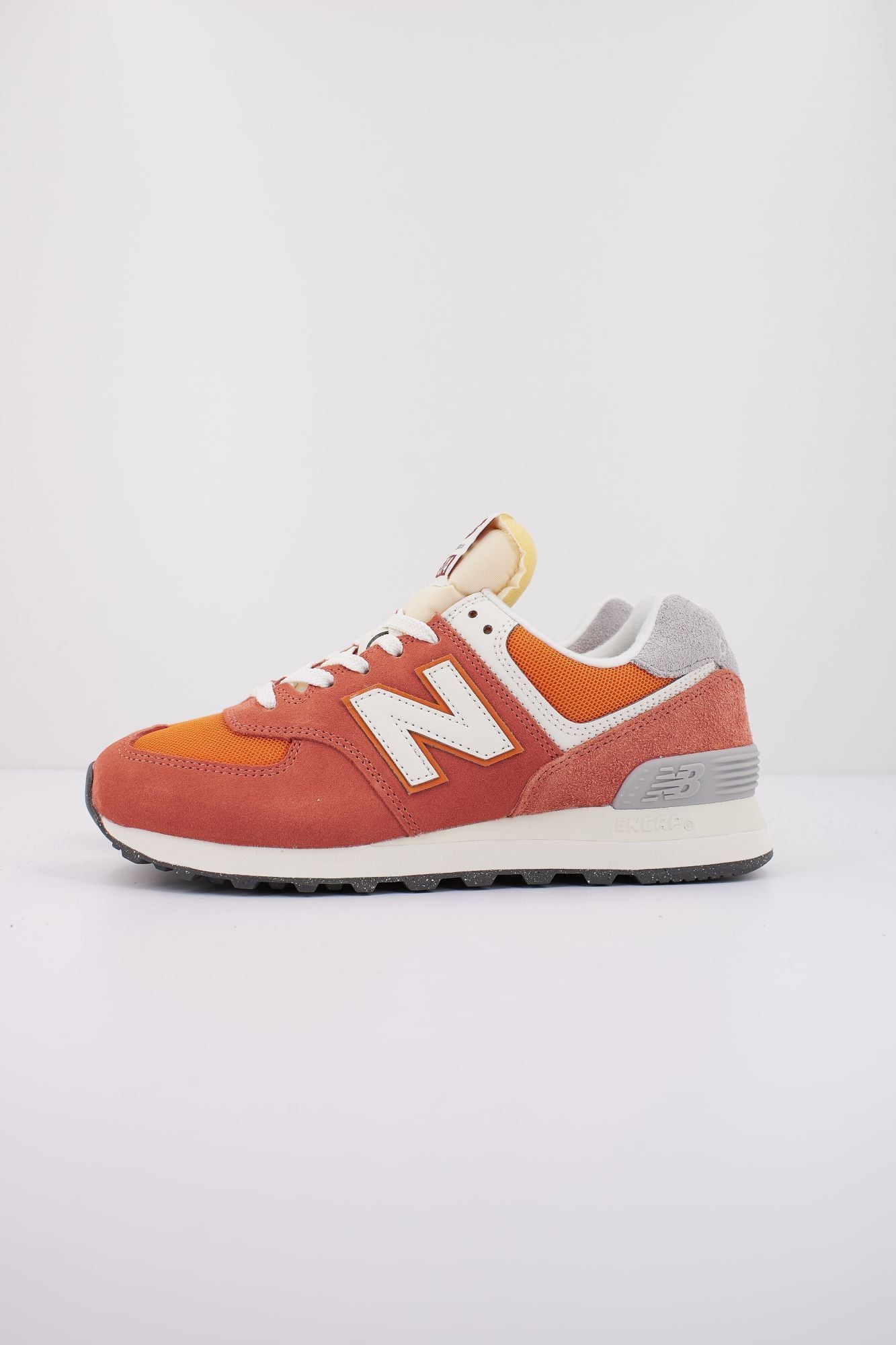 NEW BALANCE U574 RCB en color NARANJA (1)