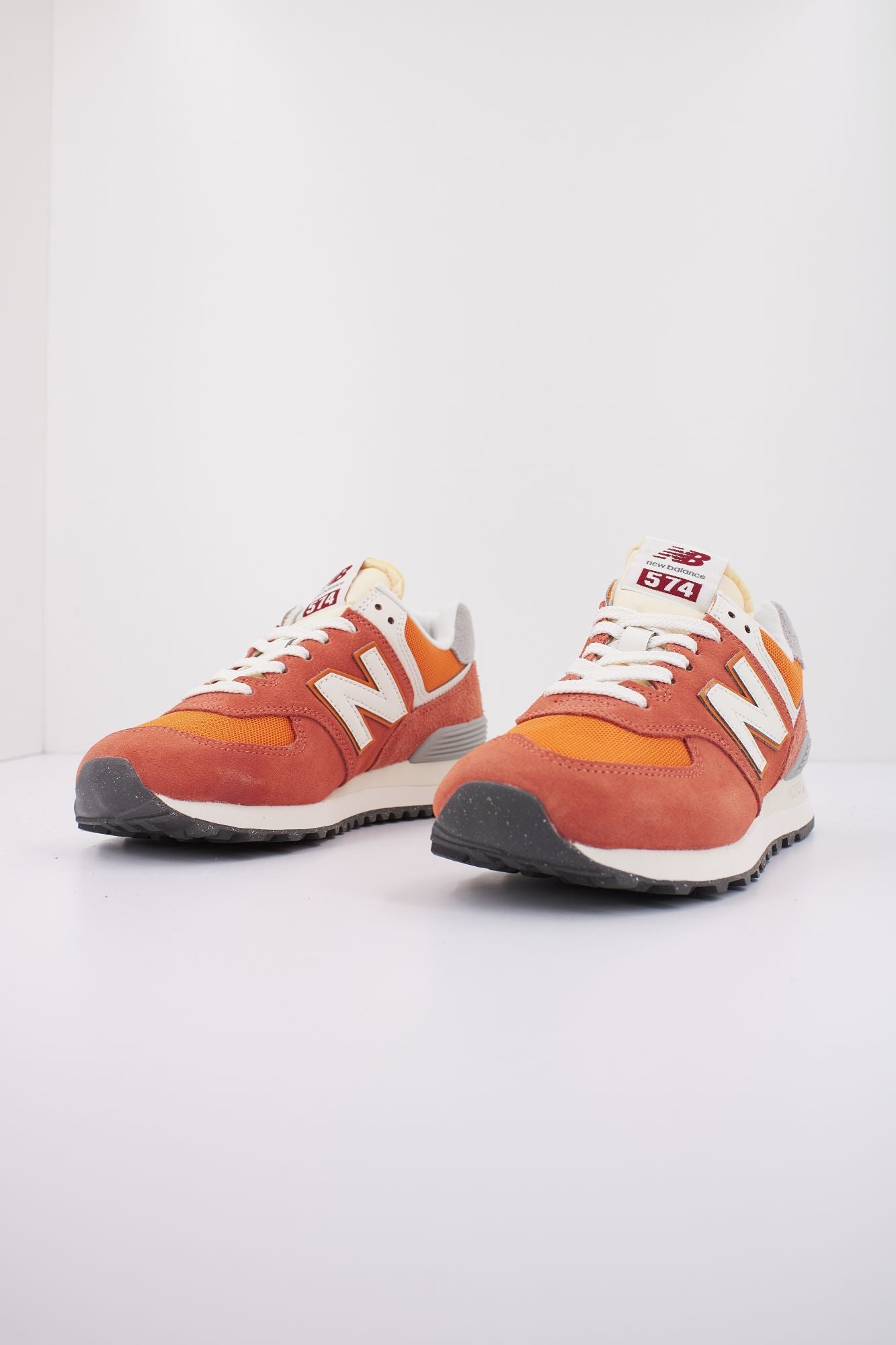 NEW BALANCE U574 RCB en color NARANJA (2)