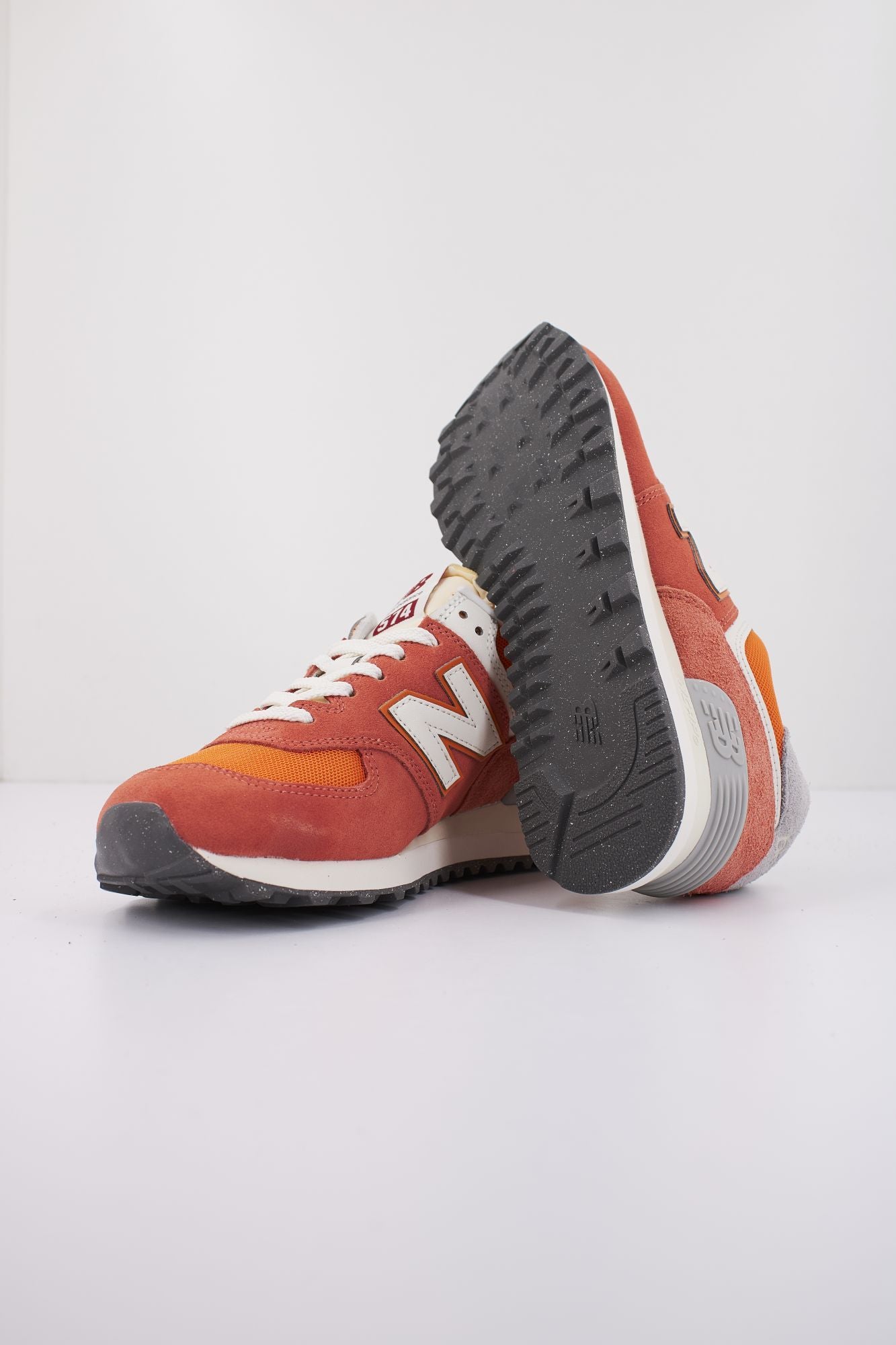 NEW BALANCE U574 RCB en color NARANJA (4)