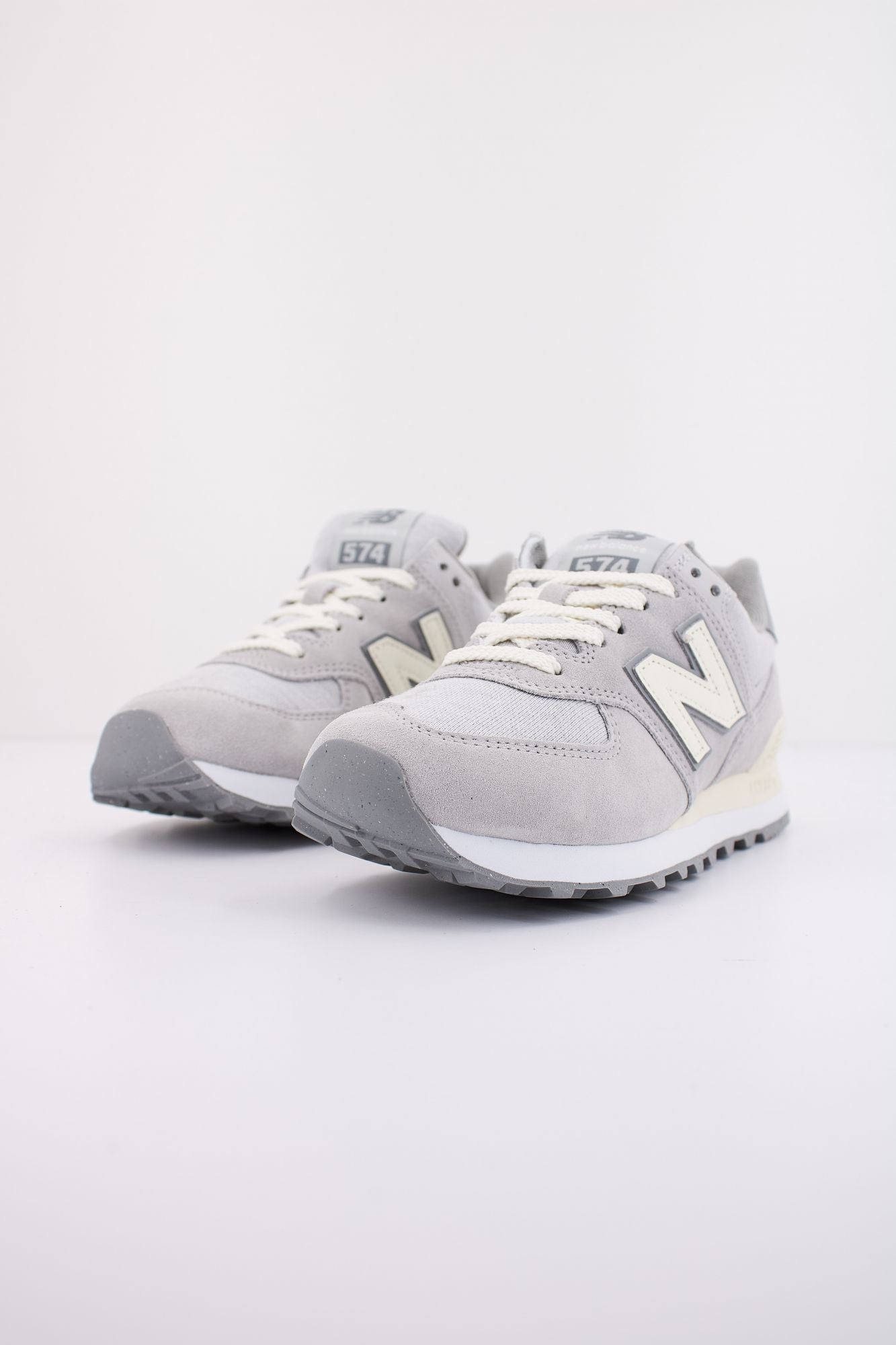 NEW BALANCE U574 GBG en color GRIS (2)