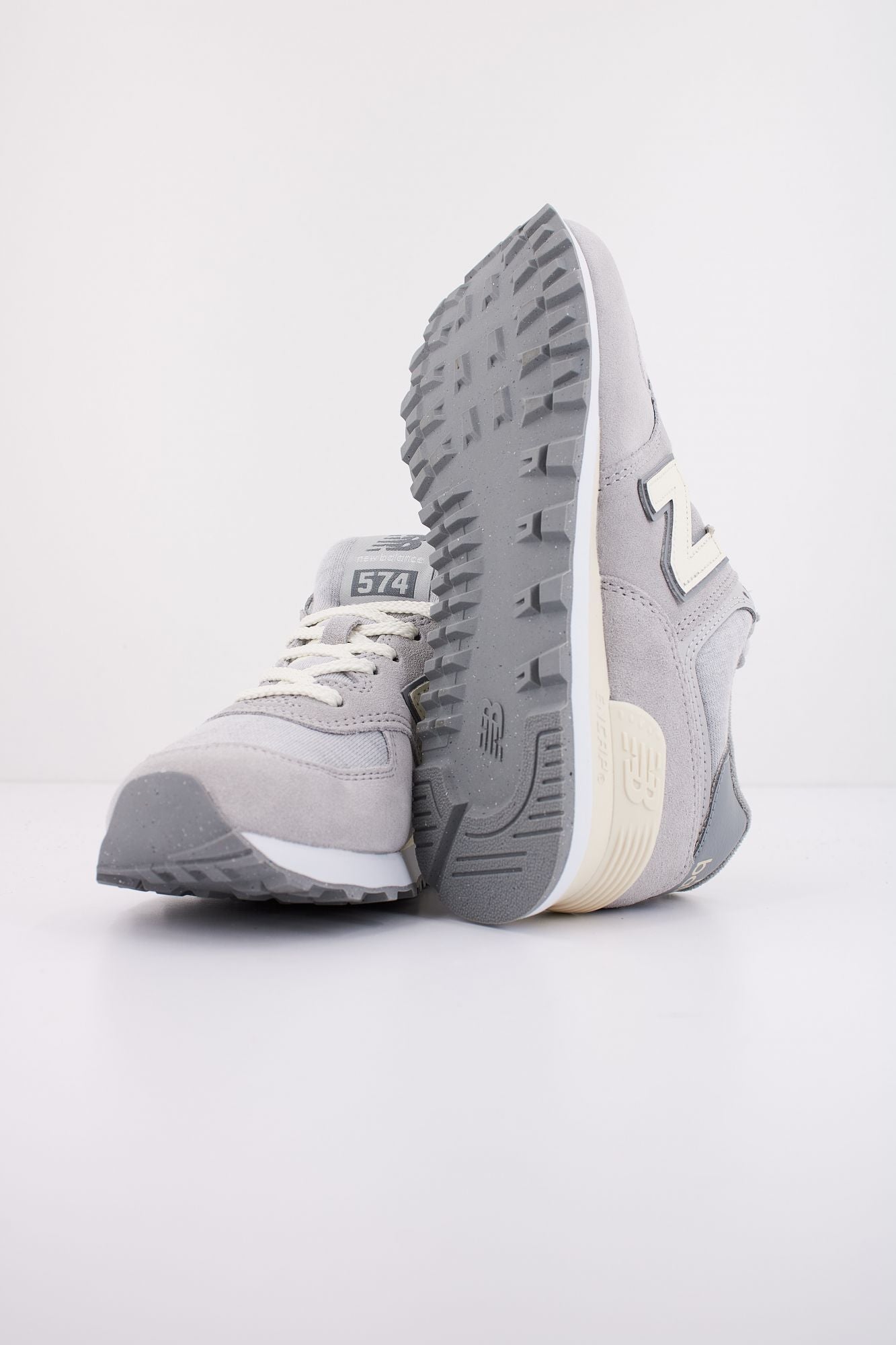 NEW BALANCE U574 GBG en color GRIS (4)
