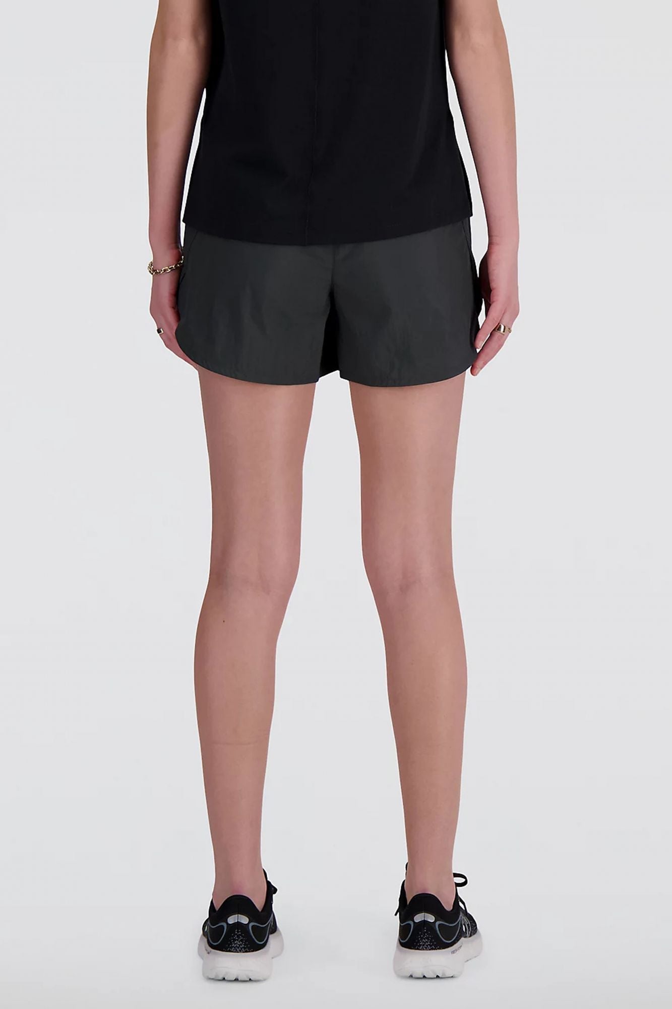 NEW BALANCE  SHIFTED SHORT en color GRIS (3)