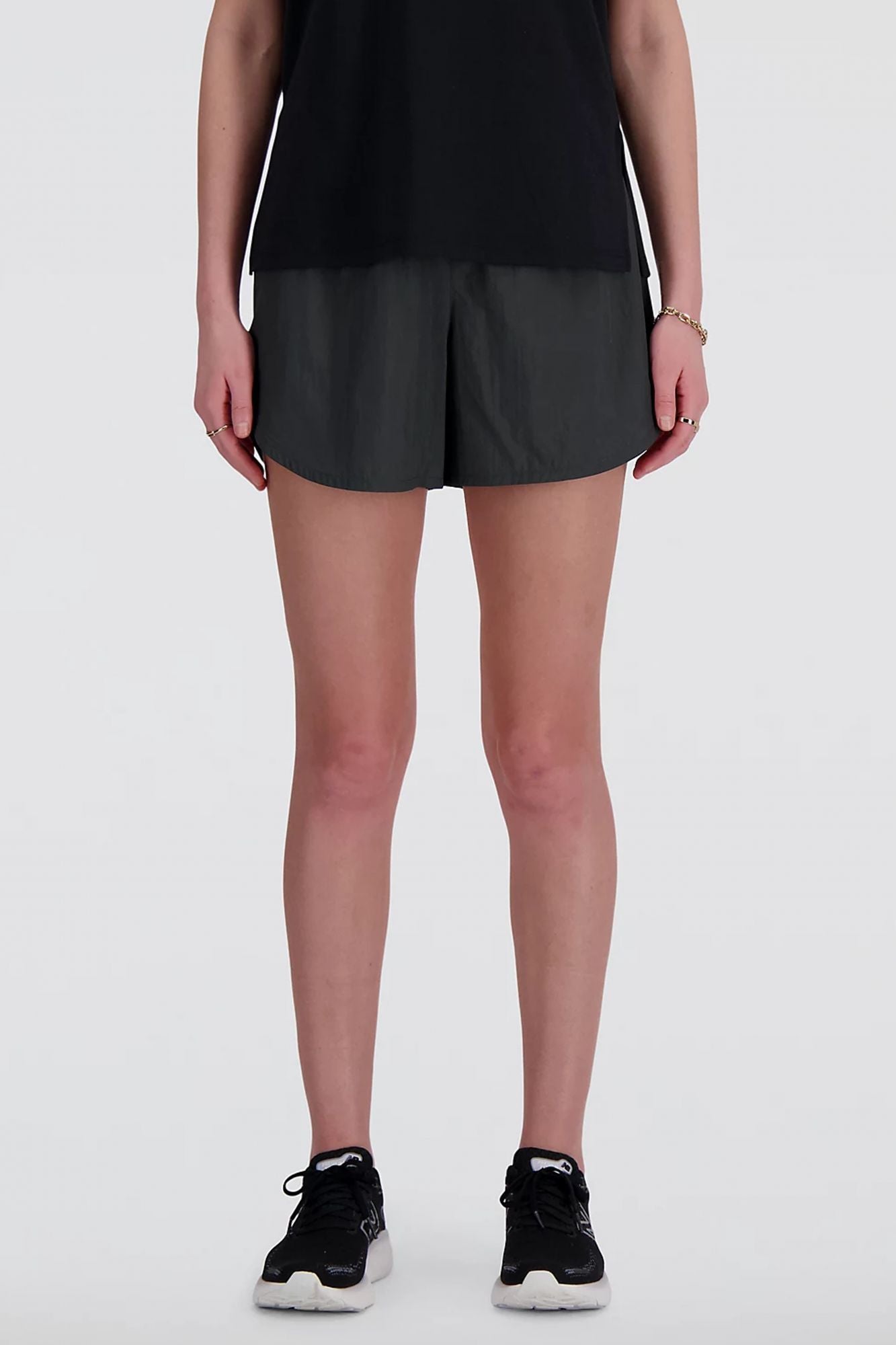 NEW BALANCE  SHIFTED SHORT en color GRIS (4)