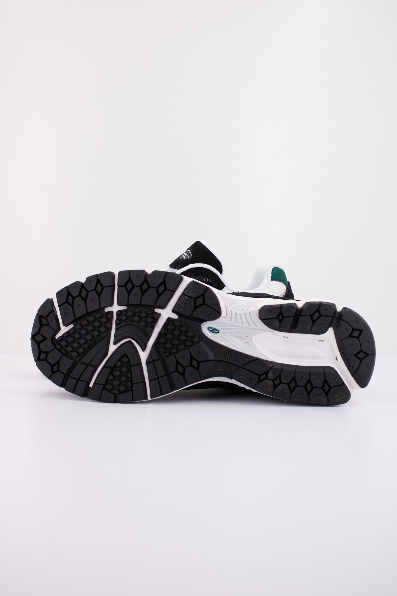 NEW BALANCE M2002 RRA en color NEGRO (5)