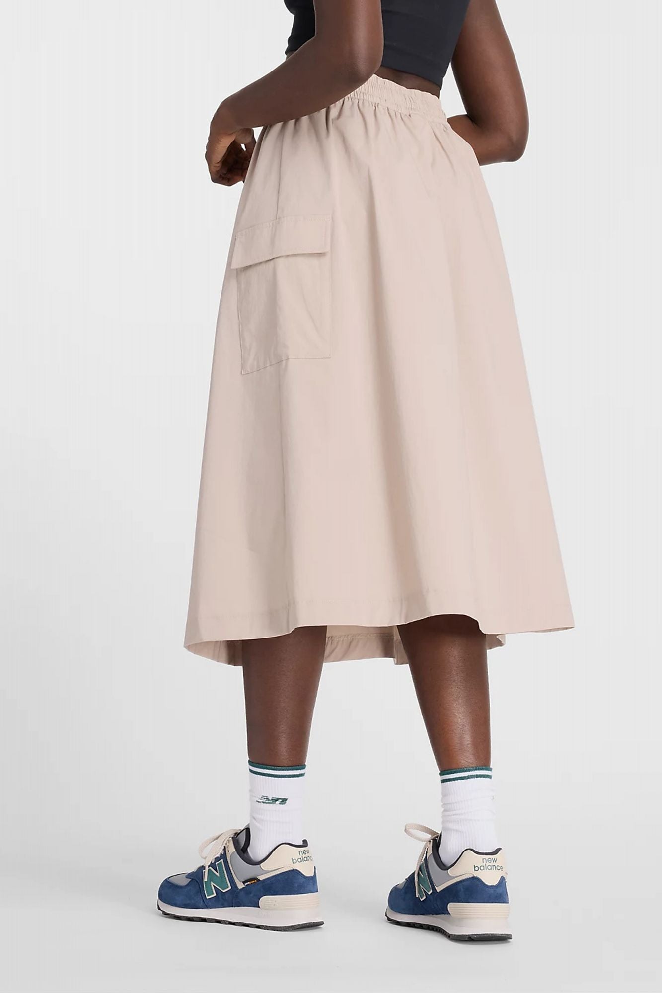 NEW BALANCE MIDI CARGO SKIRT en color GRIS (3)