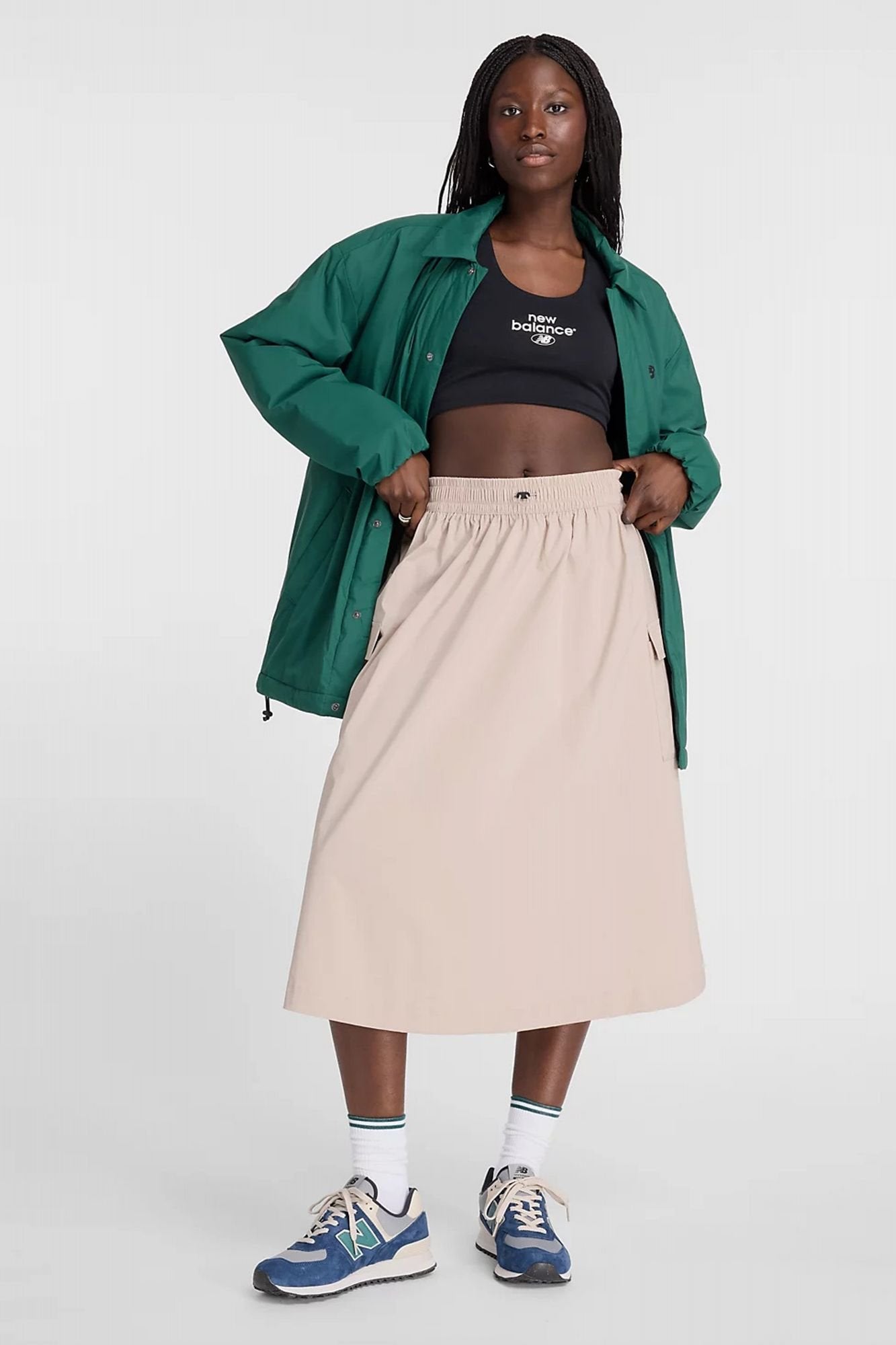 NEW BALANCE MIDI CARGO SKIRT en color GRIS (4)