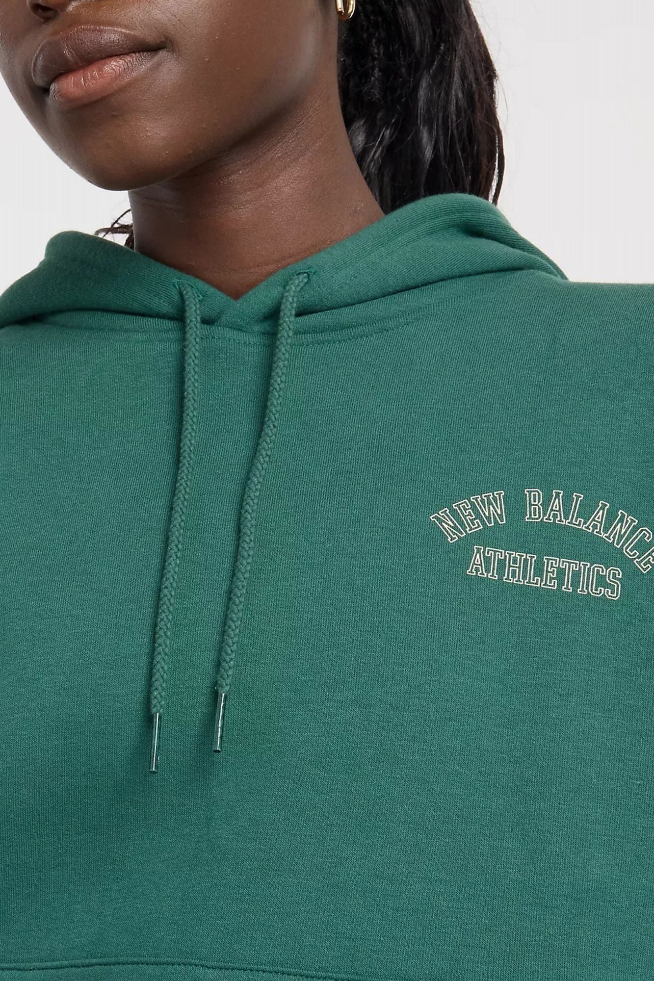 NEW BALANCE GRAPHIC FLEECE HOODIE en color VERDE (4)
