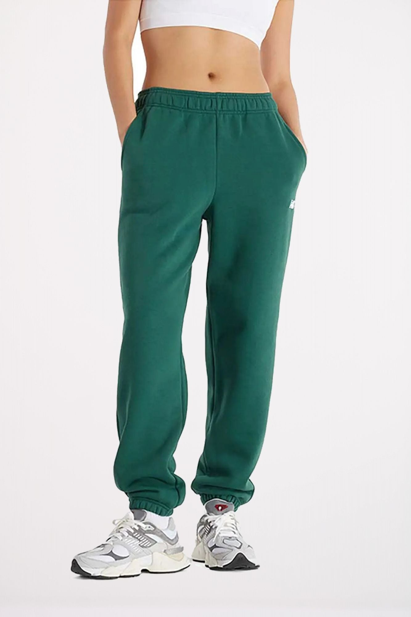 NEW BALANCE SPORT ESSENTIALS FLEECE JOG en color VERDE (1)