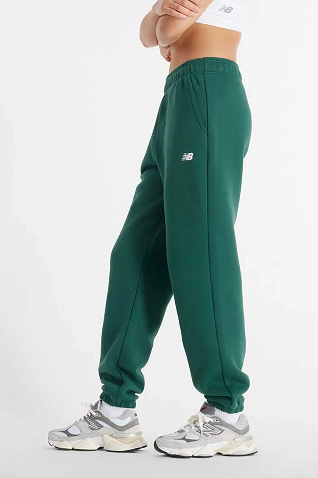 NEW BALANCE SPORT ESSENTIALS FLEECE JOG en color VERDE (2)