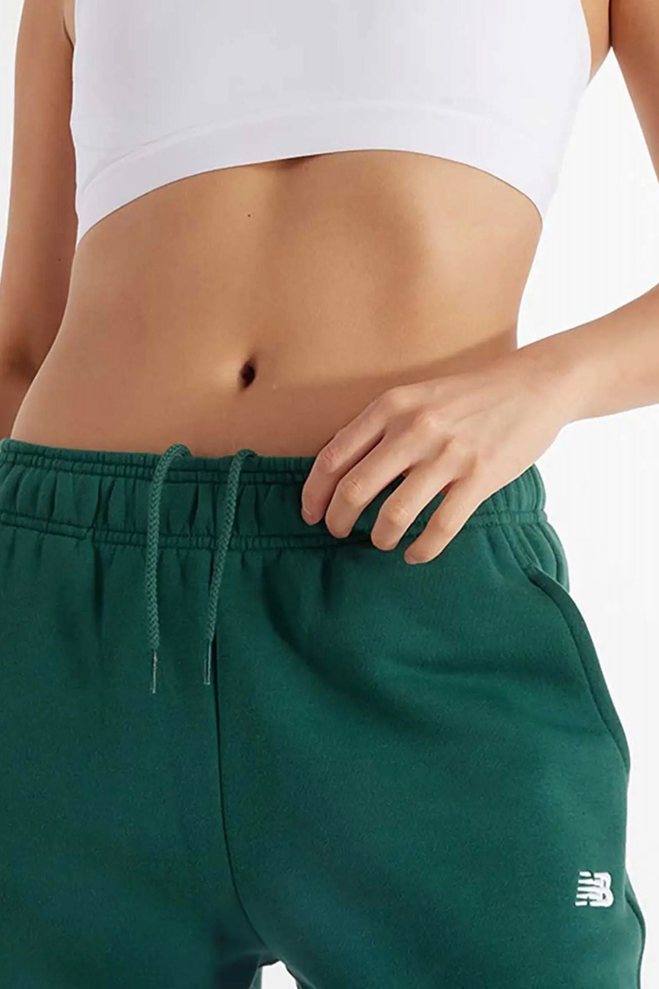 NEW BALANCE SPORT ESSENTIALS FLEECE JOG en color VERDE (4)