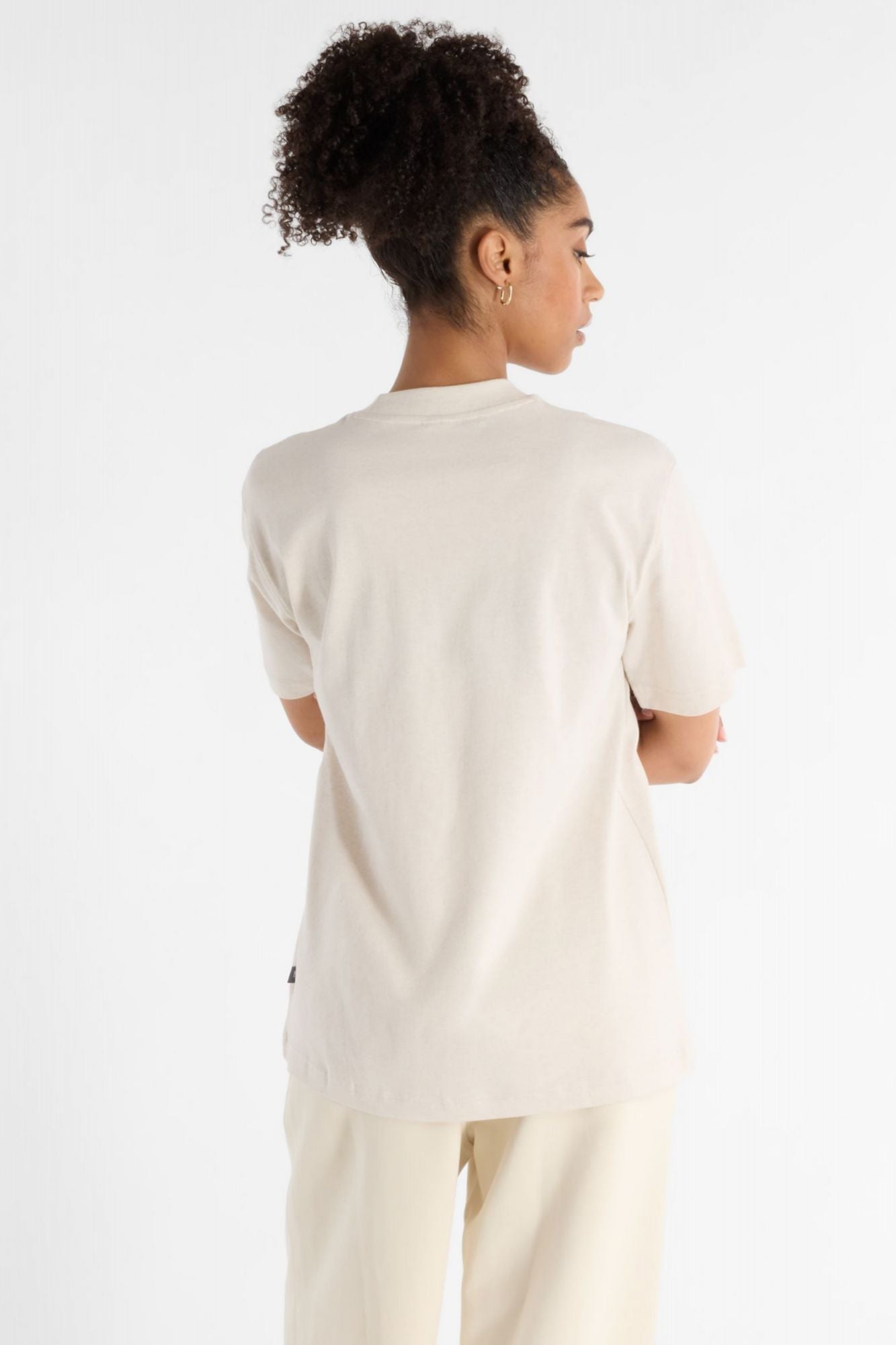 NEW BALANCE ATHLETICS OVERSIZED CREST T en color BLANCO (3)