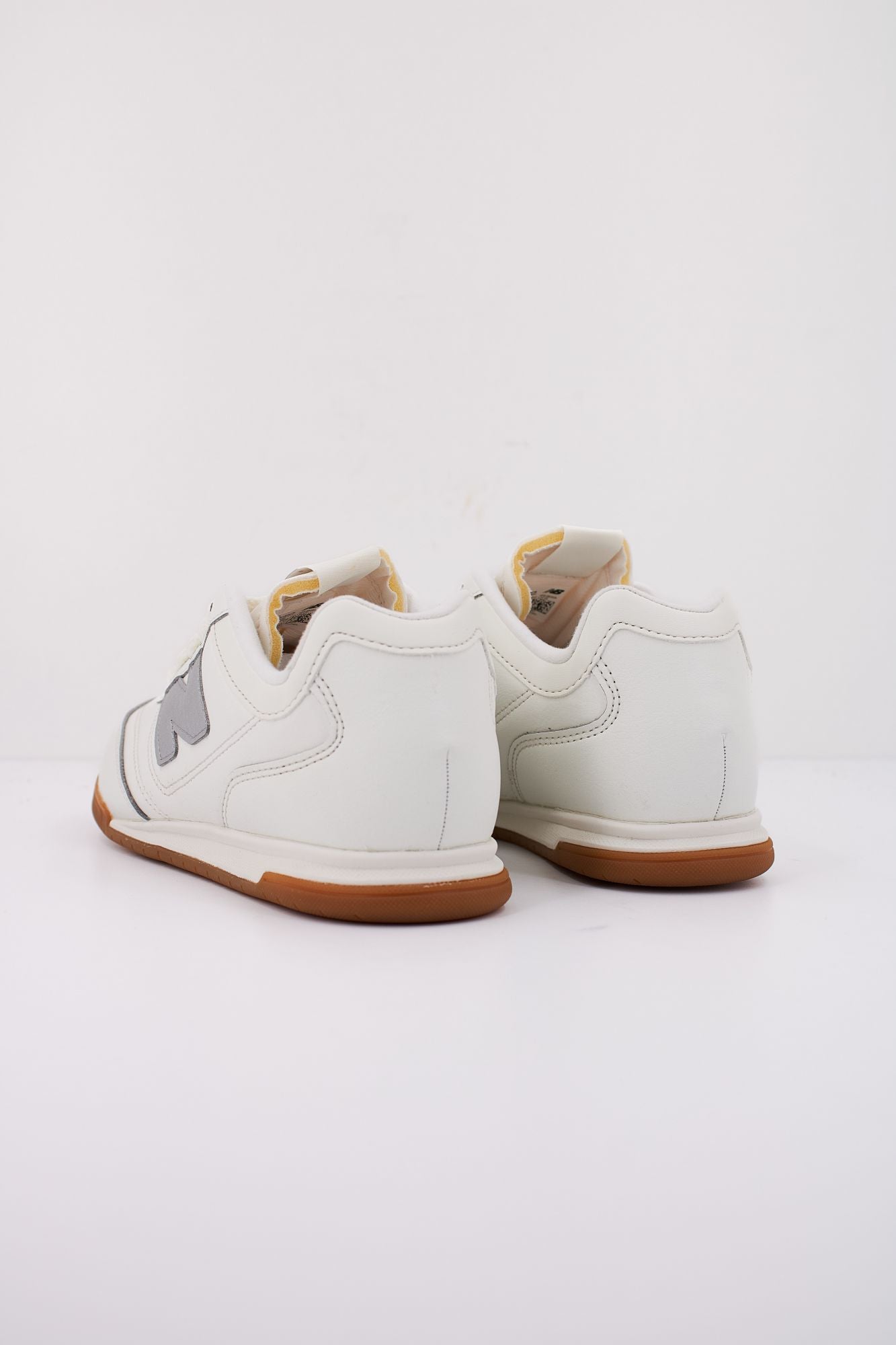 NEW BALANCE URC42 CB en color BLANCO (4)