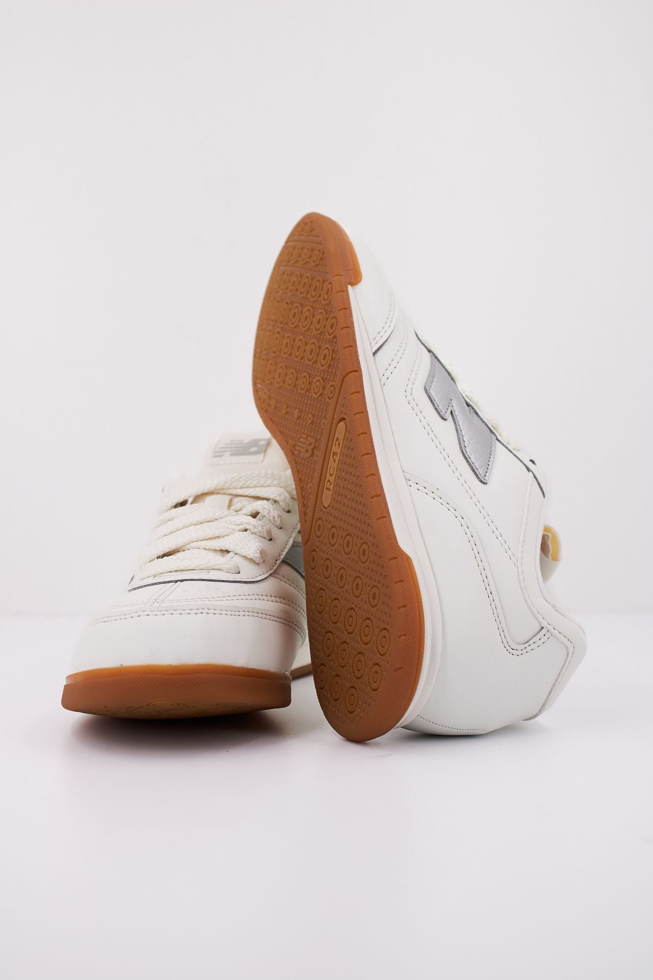 NEW BALANCE URC42 CB en color BLANCO (5)