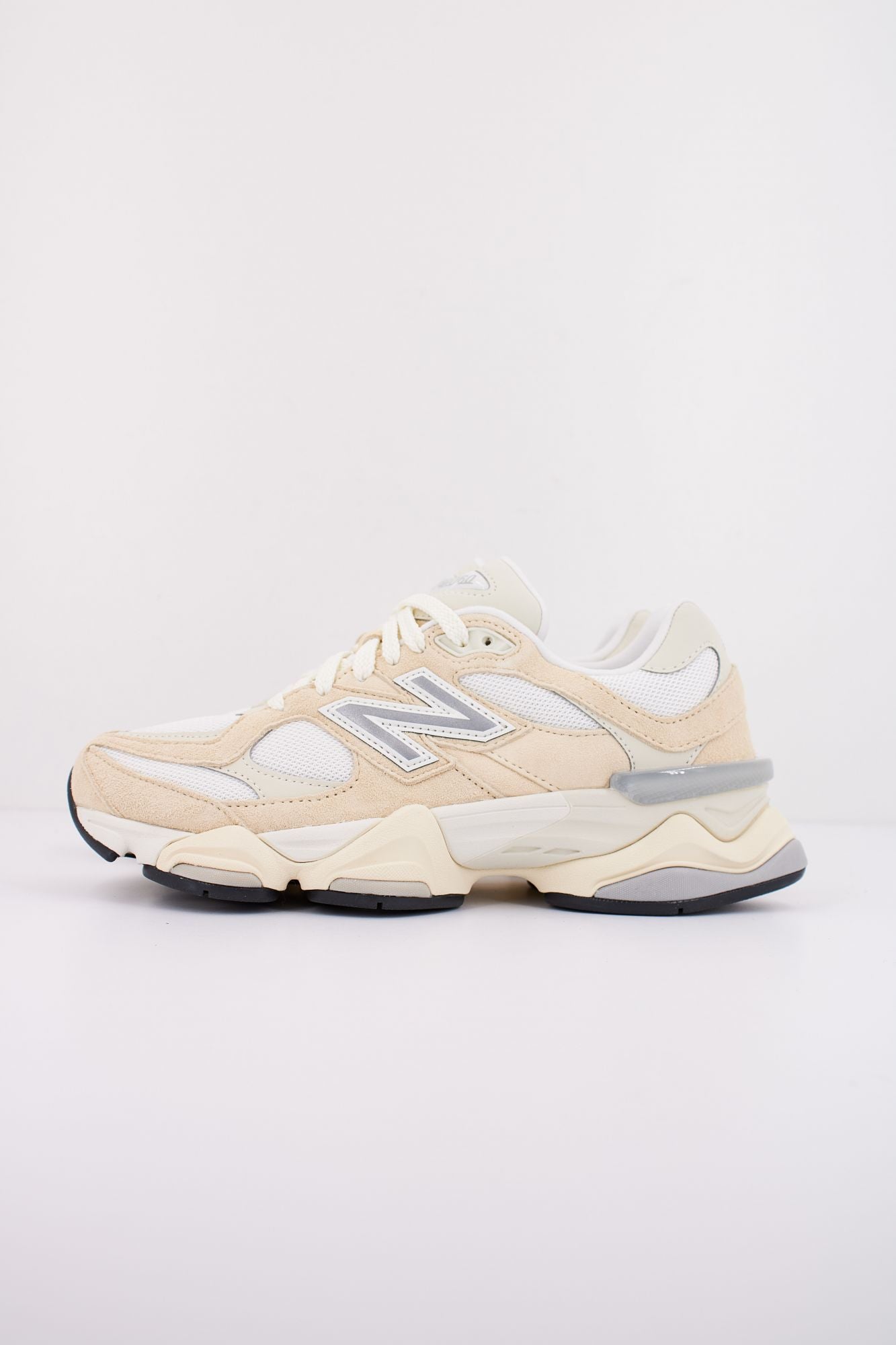 NEW BALANCE U9060  en color BEIS (1)