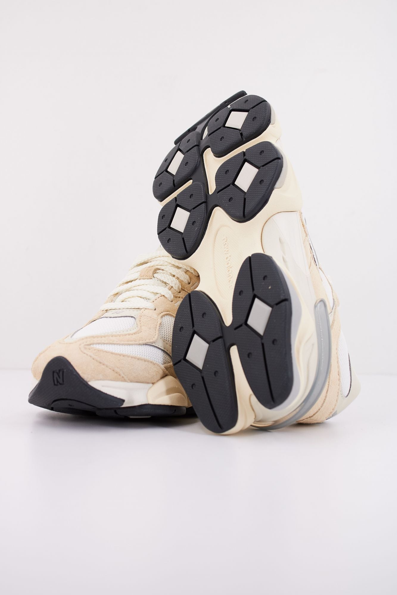 NEW BALANCE U9060  en color BEIS (5)