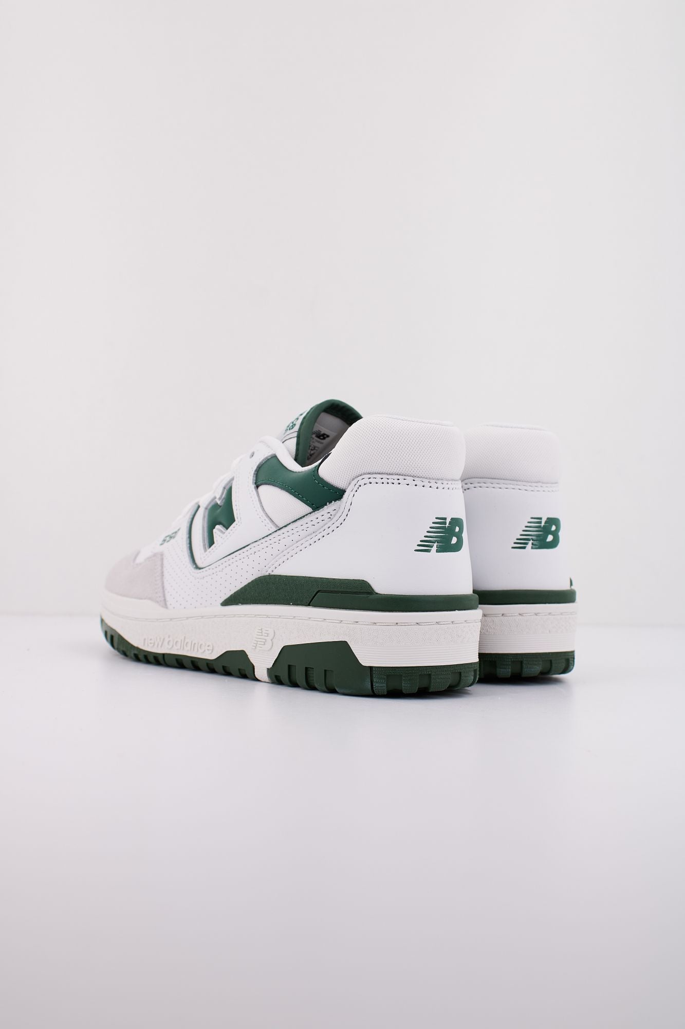 NEW BALANCE BB550 en color BLANCO (5)