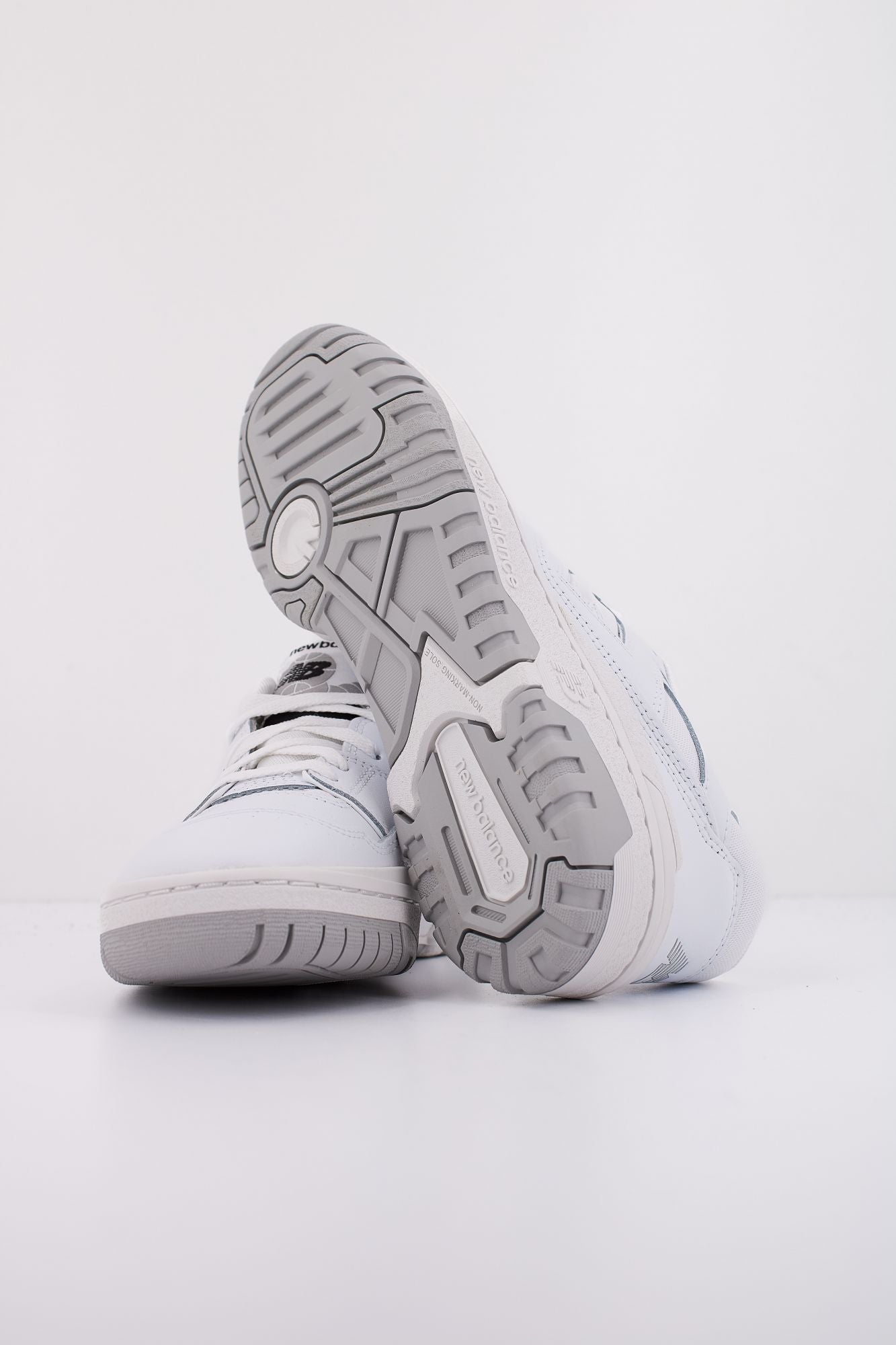 NEW BALANCE GSB550 en color BLANCO (5)