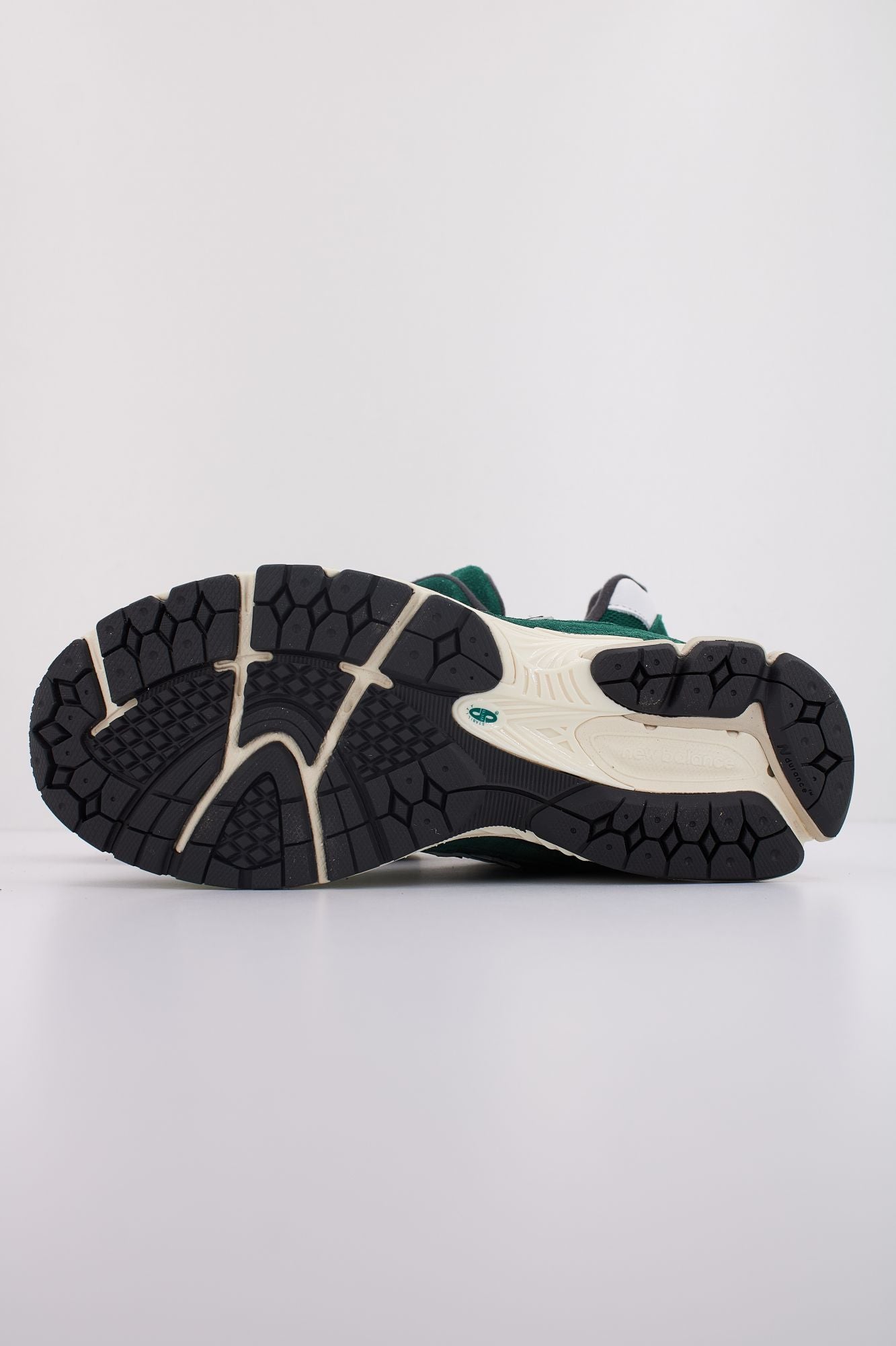 NEW BALANCE M2002  en color VERDE (5)