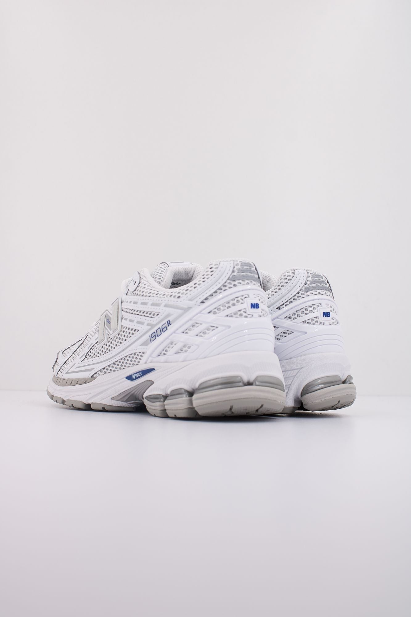 NEW BALANCE U1906  en color BLANCO (4)