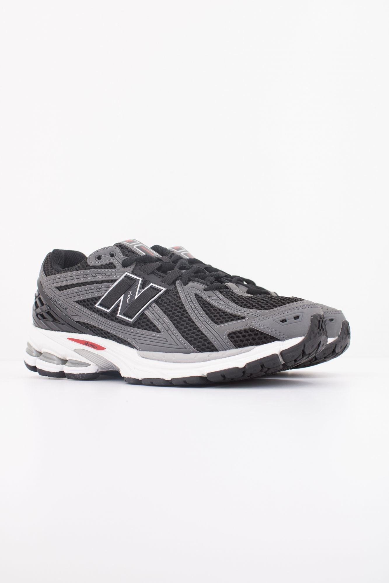 NEW BALANCE U1906 en color NEGRO (2)