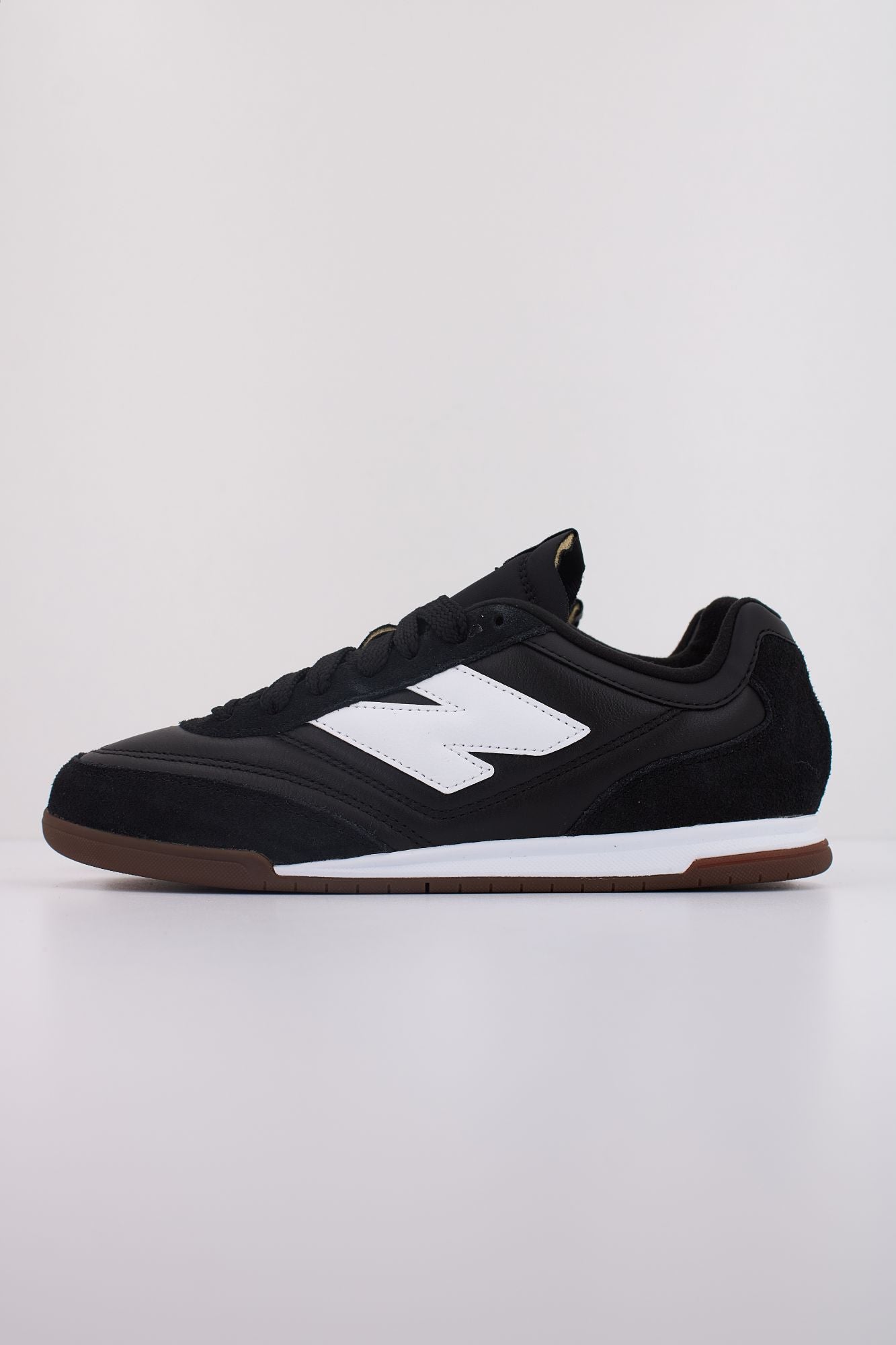 NEW BALANCE URC42  en color NEGRO (1)