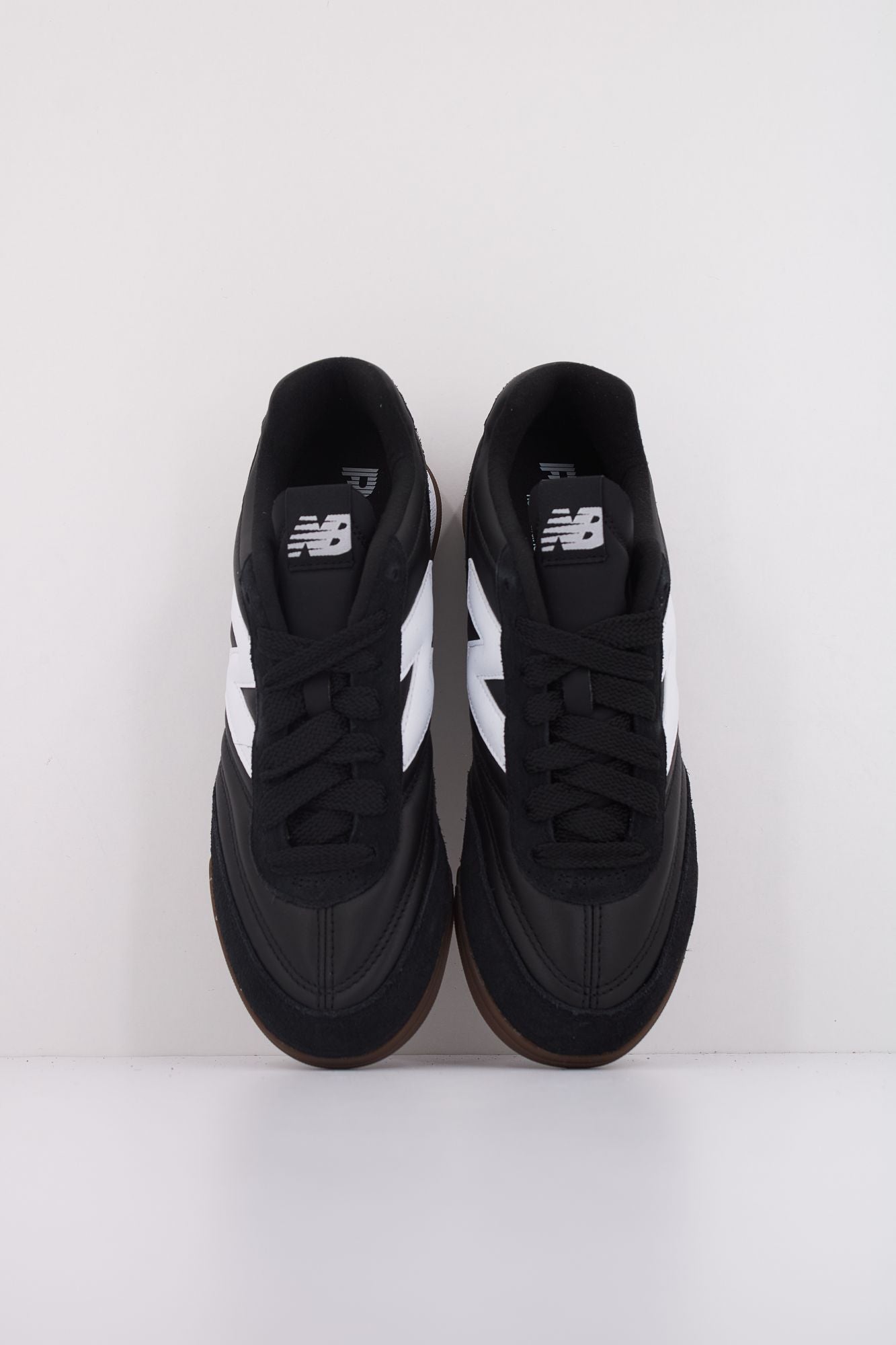 NEW BALANCE URC42  en color NEGRO (3)