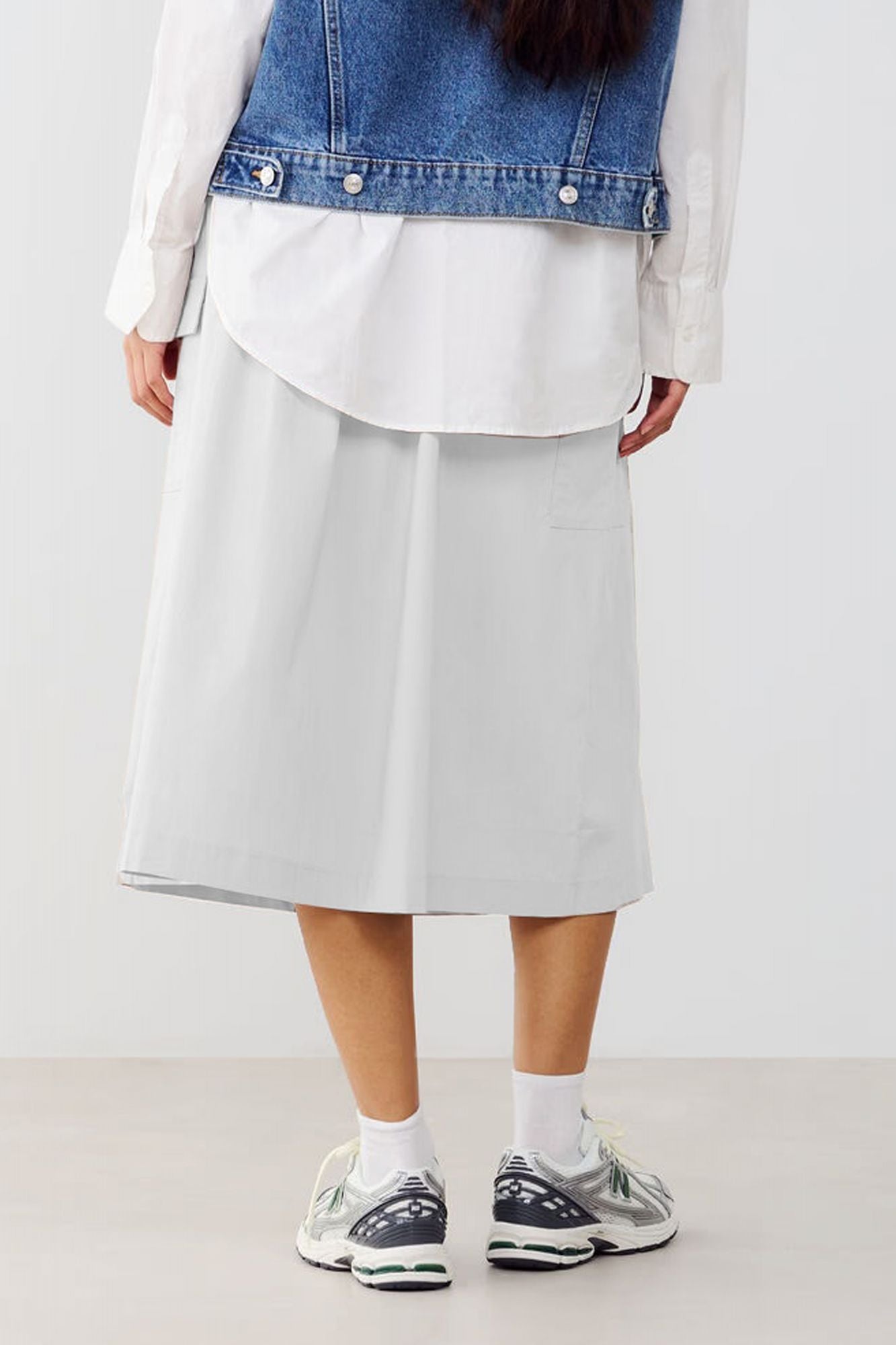 NEW BALANCE MIDI CARGO SKIRT en color GRIS (3)