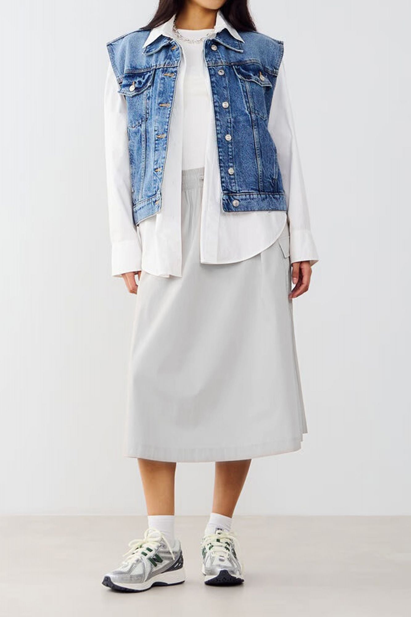 NEW BALANCE MIDI CARGO SKIRT en color GRIS (4)