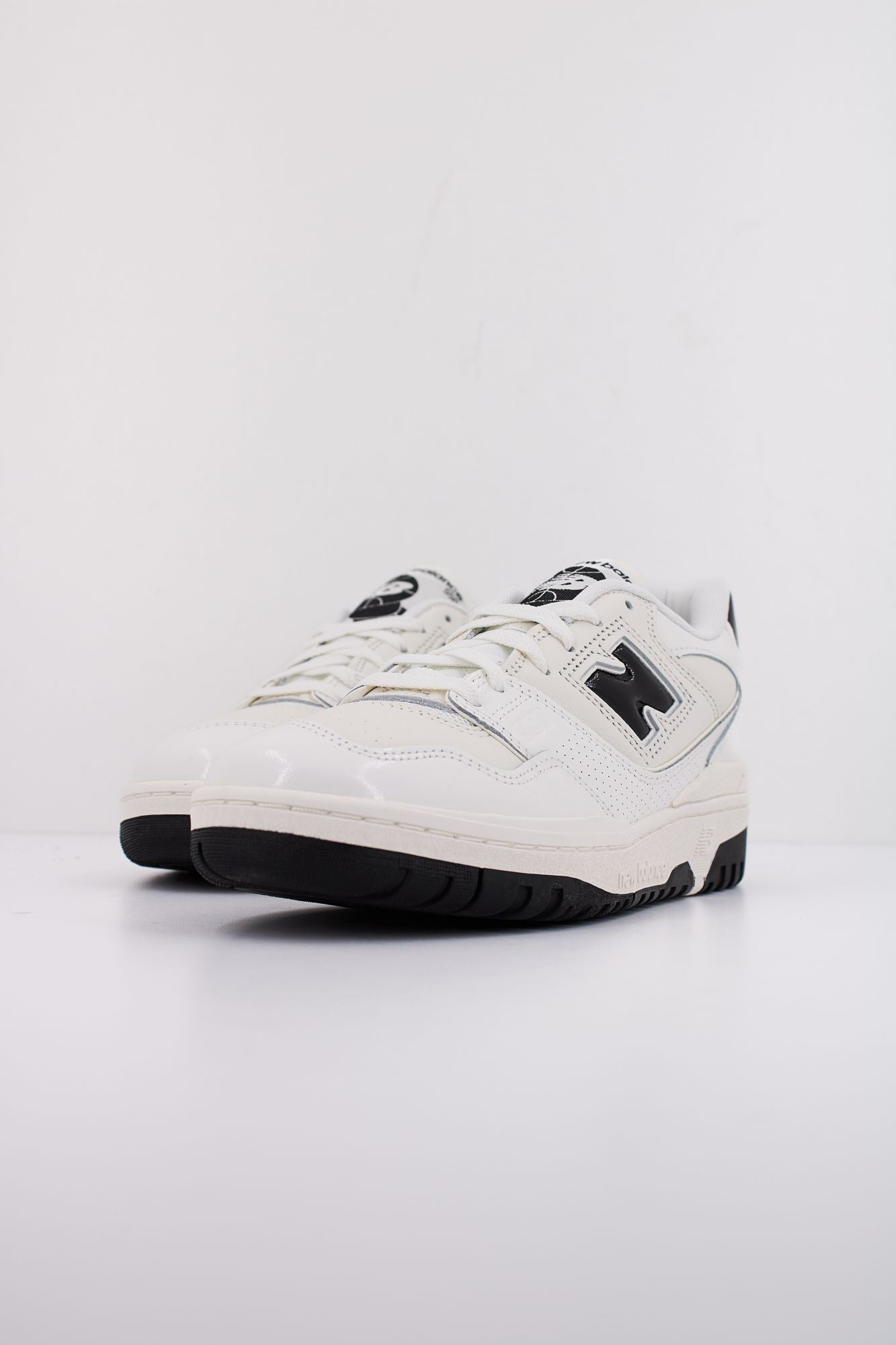 NEW BALANCE BB550 YKF  en color BLANCO (2)