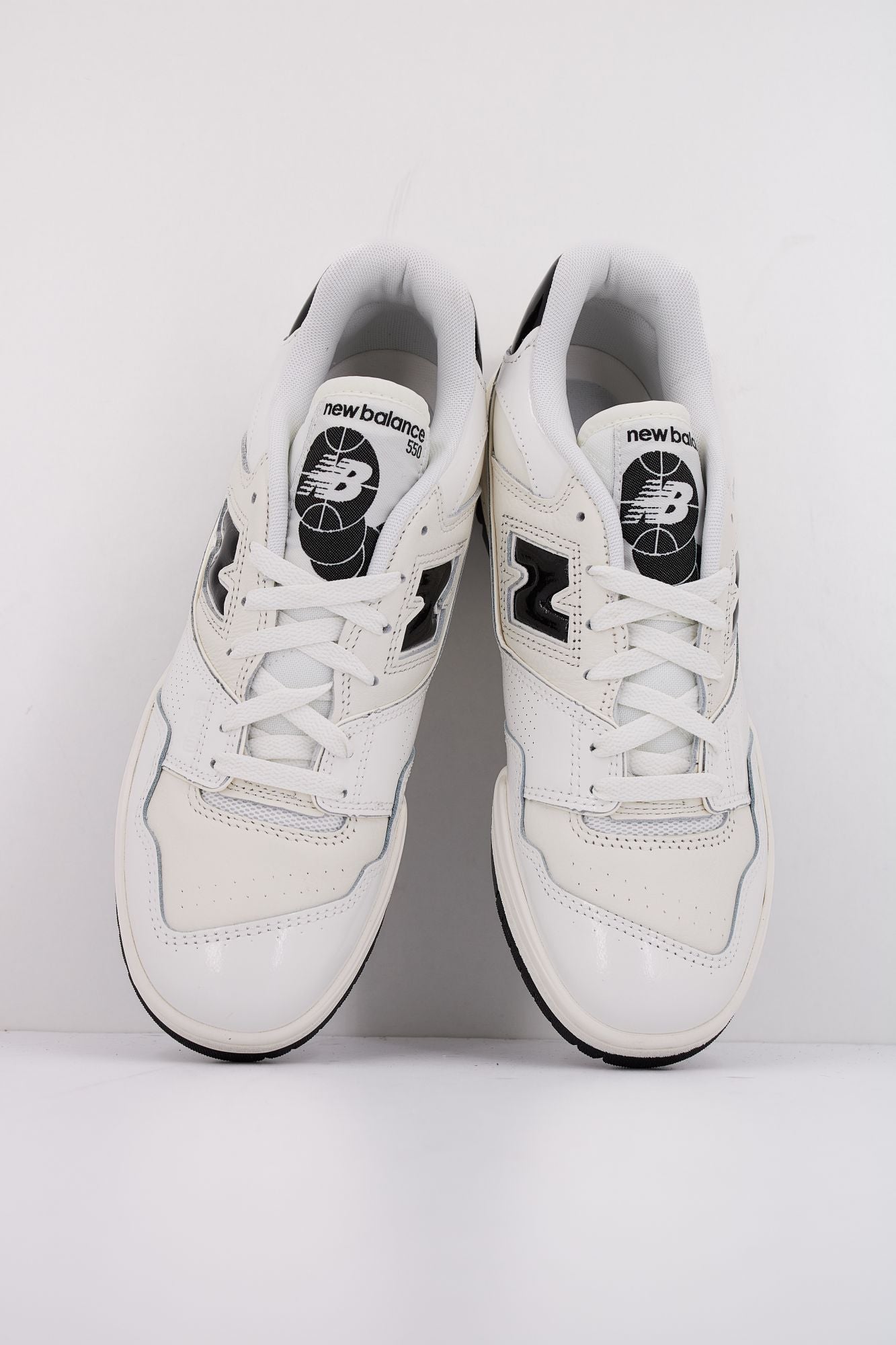 NEW BALANCE BB550 YKF  en color BLANCO (3)