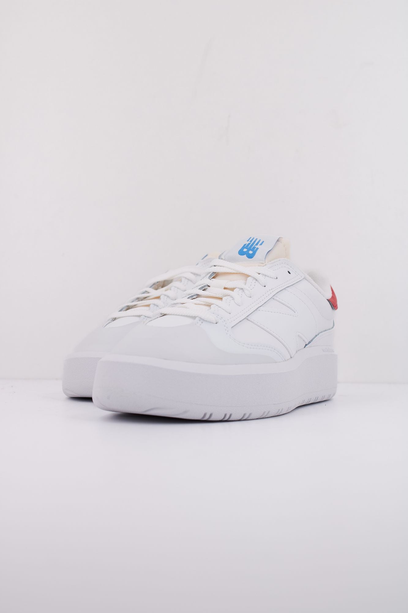 NEW BALANCE CT302 LH  en color BLANCO (2)
