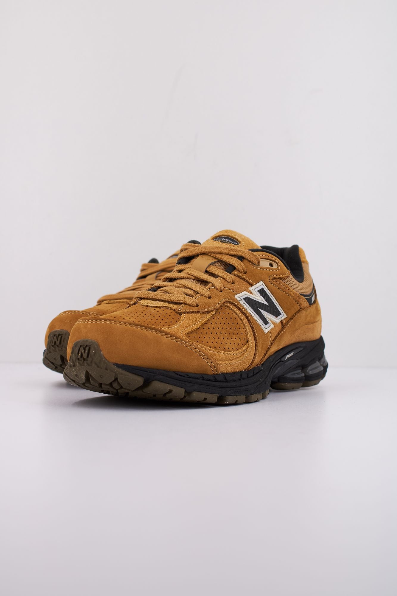 NEW BALANCE M2002 REI en color MARRON (2)