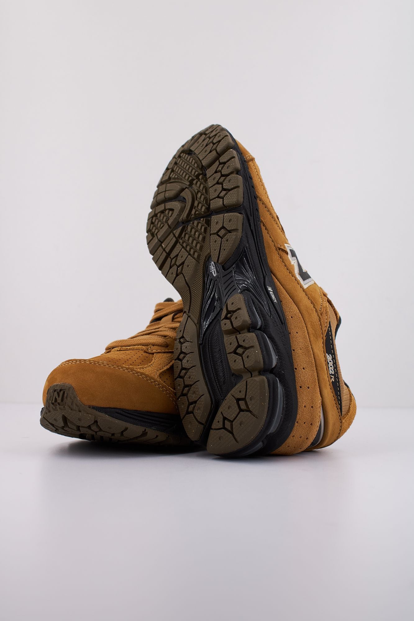 NEW BALANCE M2002 REI en color MARRON (5)