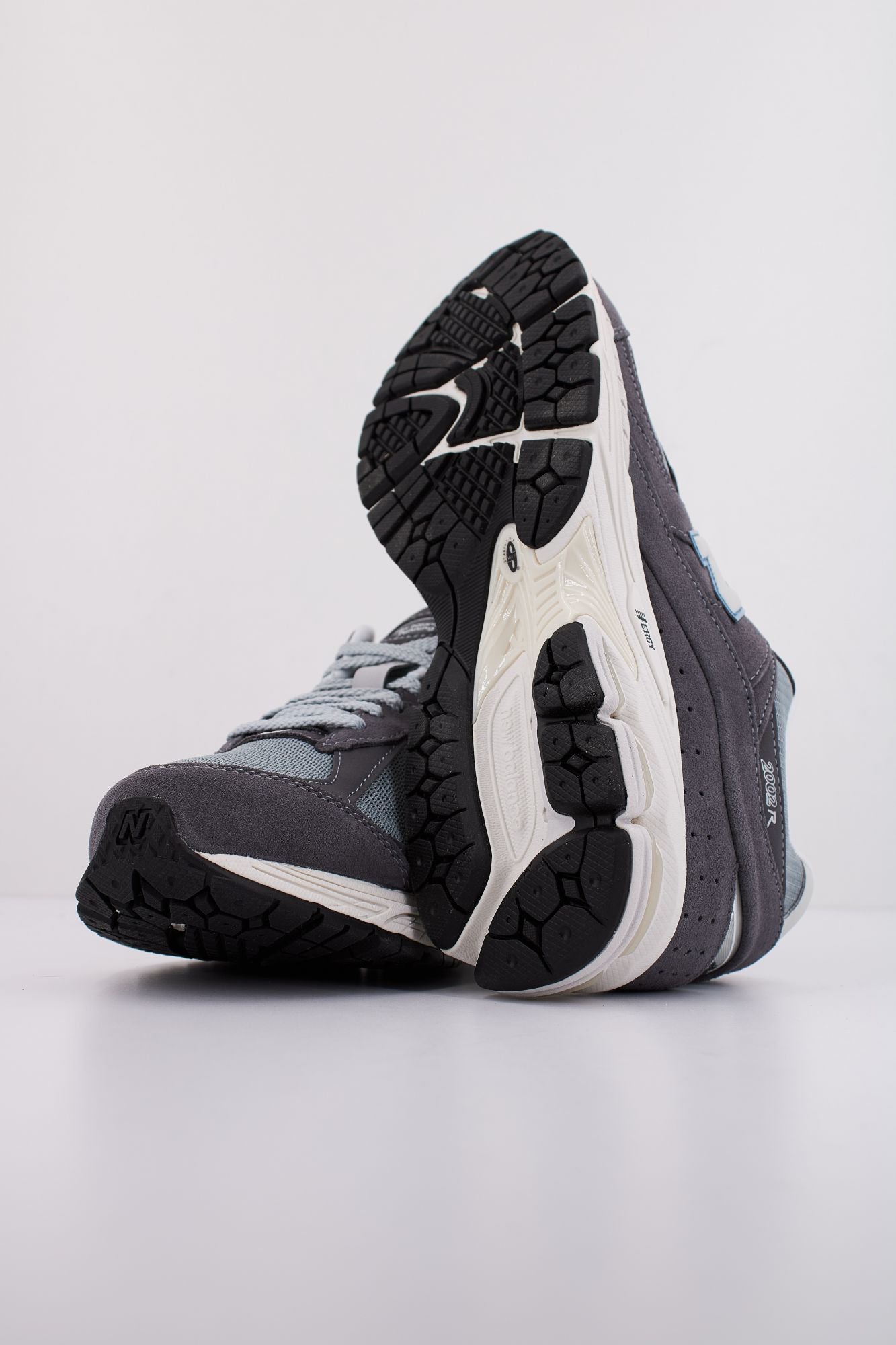 NEW BALANCE M2002 RFB en color GRIS (5)