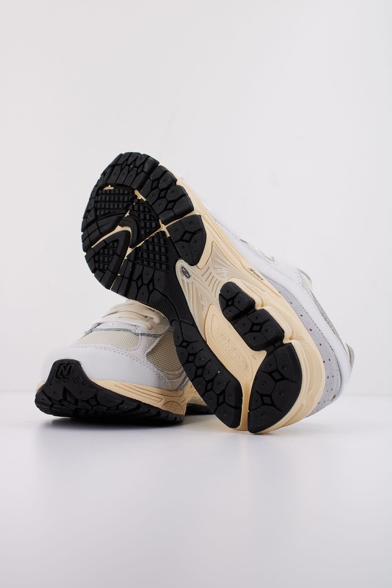 NEW BALANCE M2002  en color BLANCO (5)
