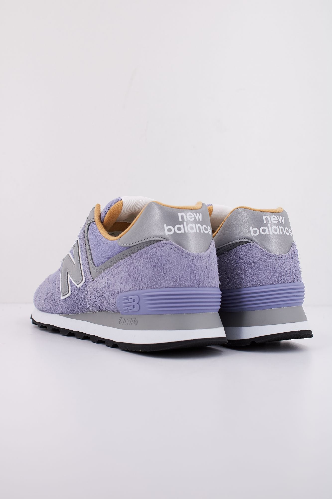NEW BALANCE U574 BGG  en color VIOLETA (4)